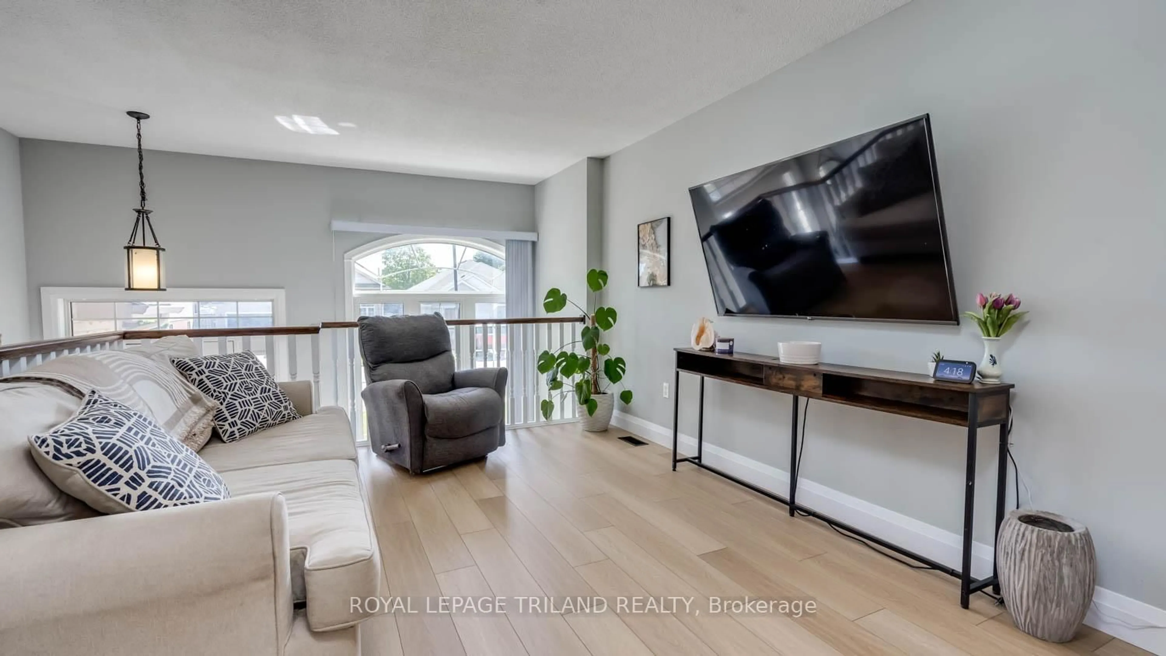 Living room with furniture, wood/laminate floor for 271 Mogg St, Strathroy-Caradoc Ontario N7G 3X4