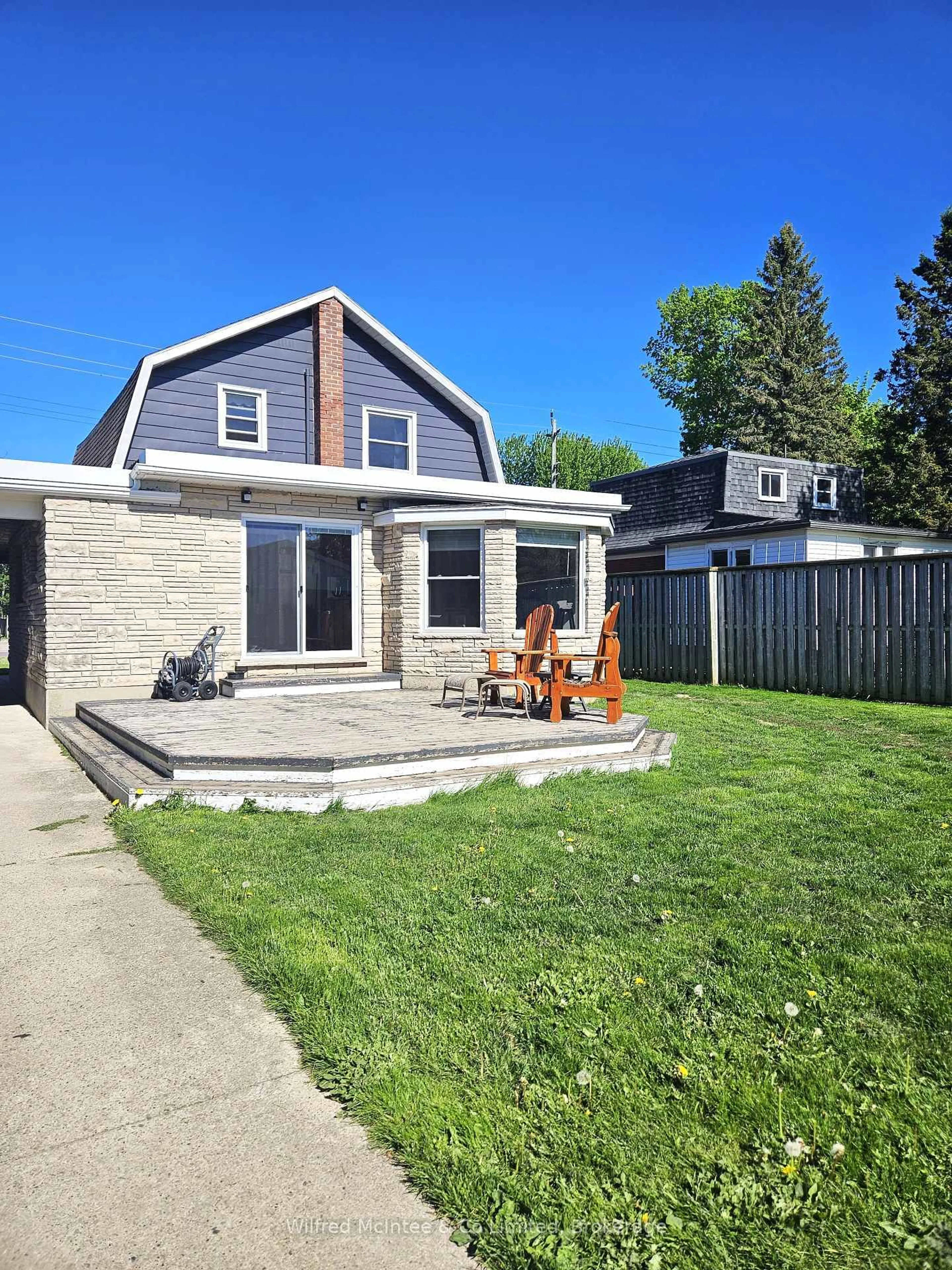 Home with vinyl exterior material, street for 958 6TH Ave, Owen Sound Ontario N5K 5G4