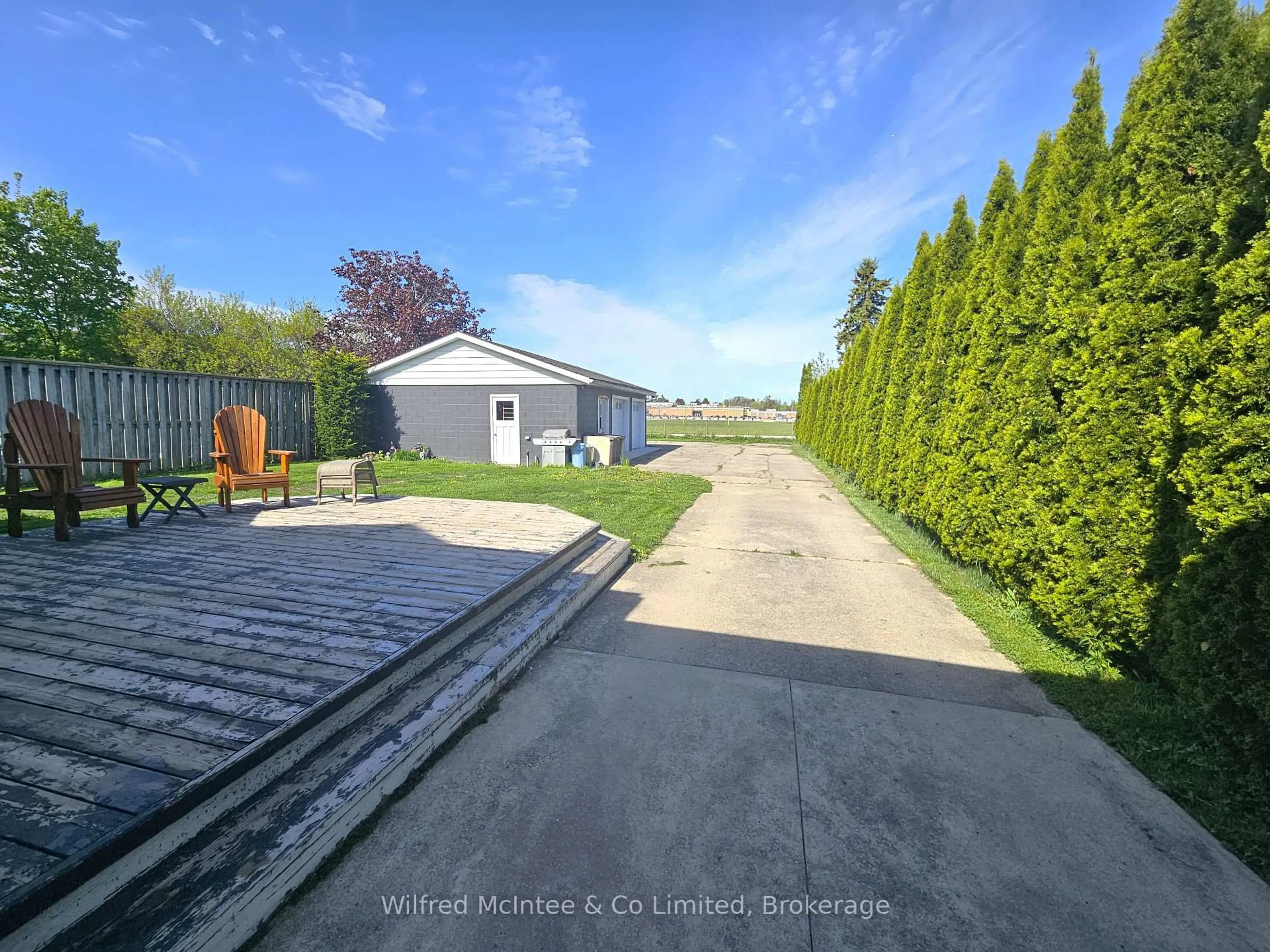 A pic from outside/outdoor area/front of a property/back of a property/a pic from drone, street for 958 6TH Ave, Owen Sound Ontario N5K 5G4