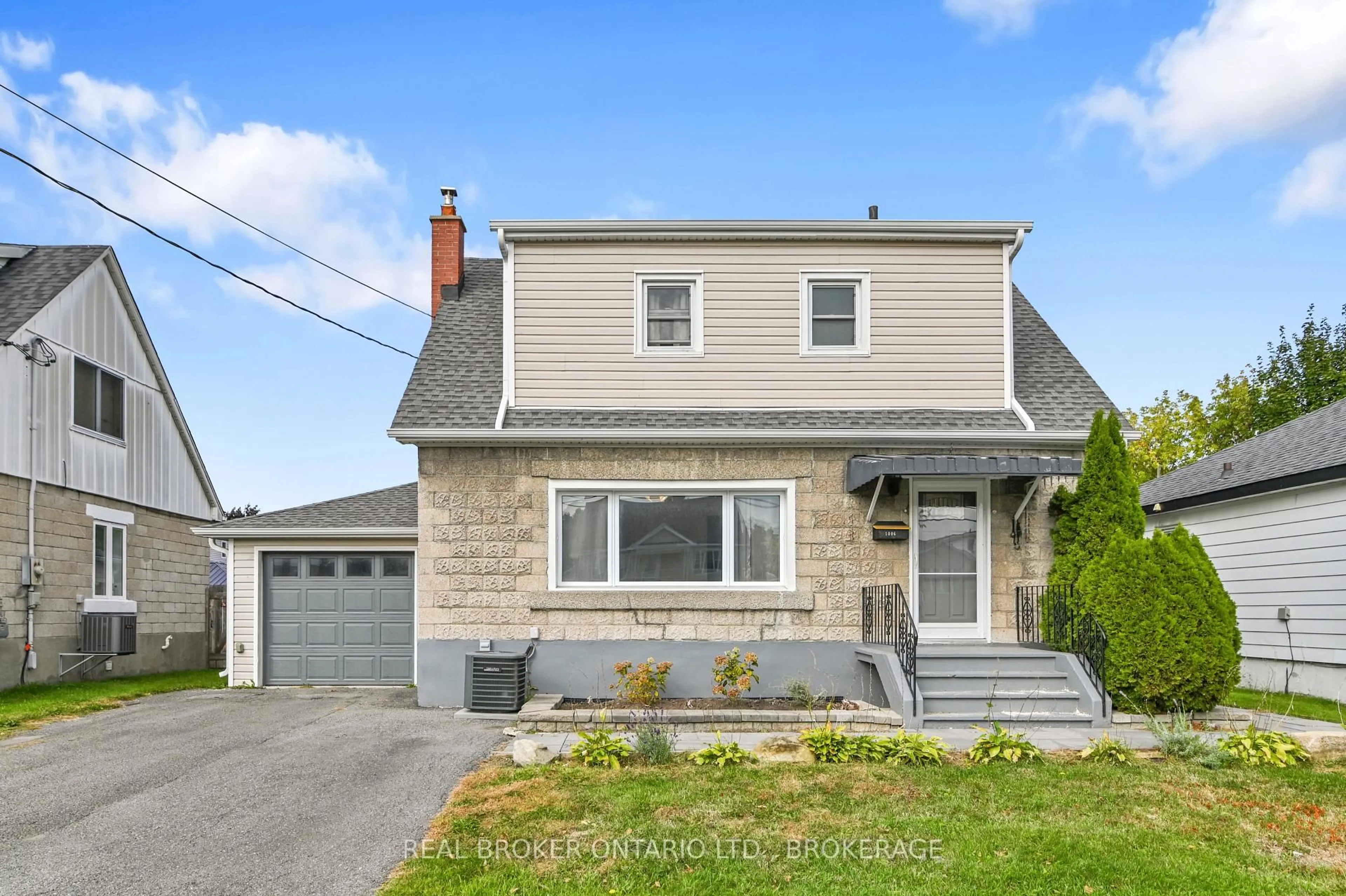 Home with vinyl exterior material, street for 1006 Second St, Cornwall Ontario K6H 2A9
