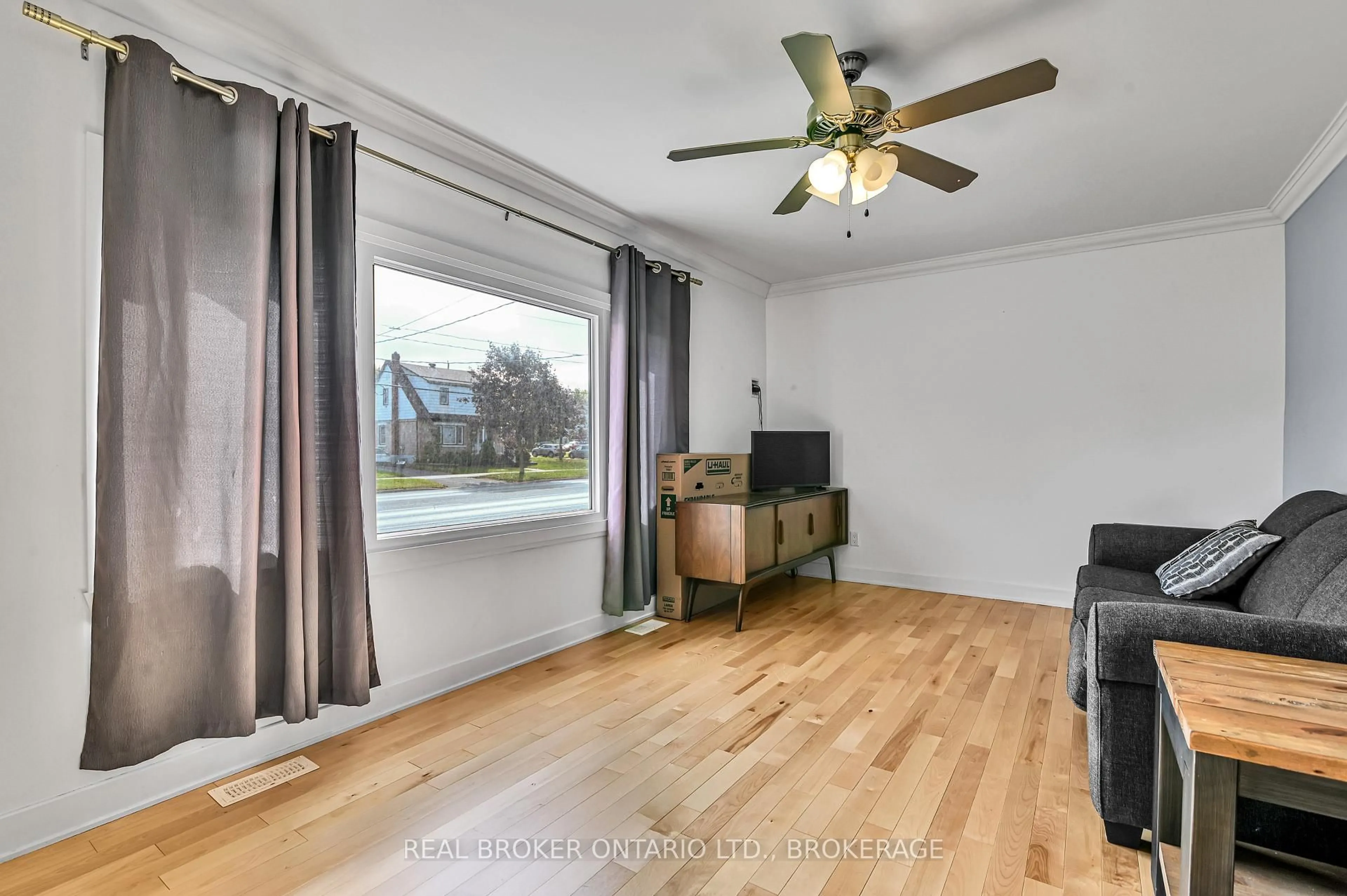 A pic of a room for 1006 Second St, Cornwall Ontario K6H 2A9