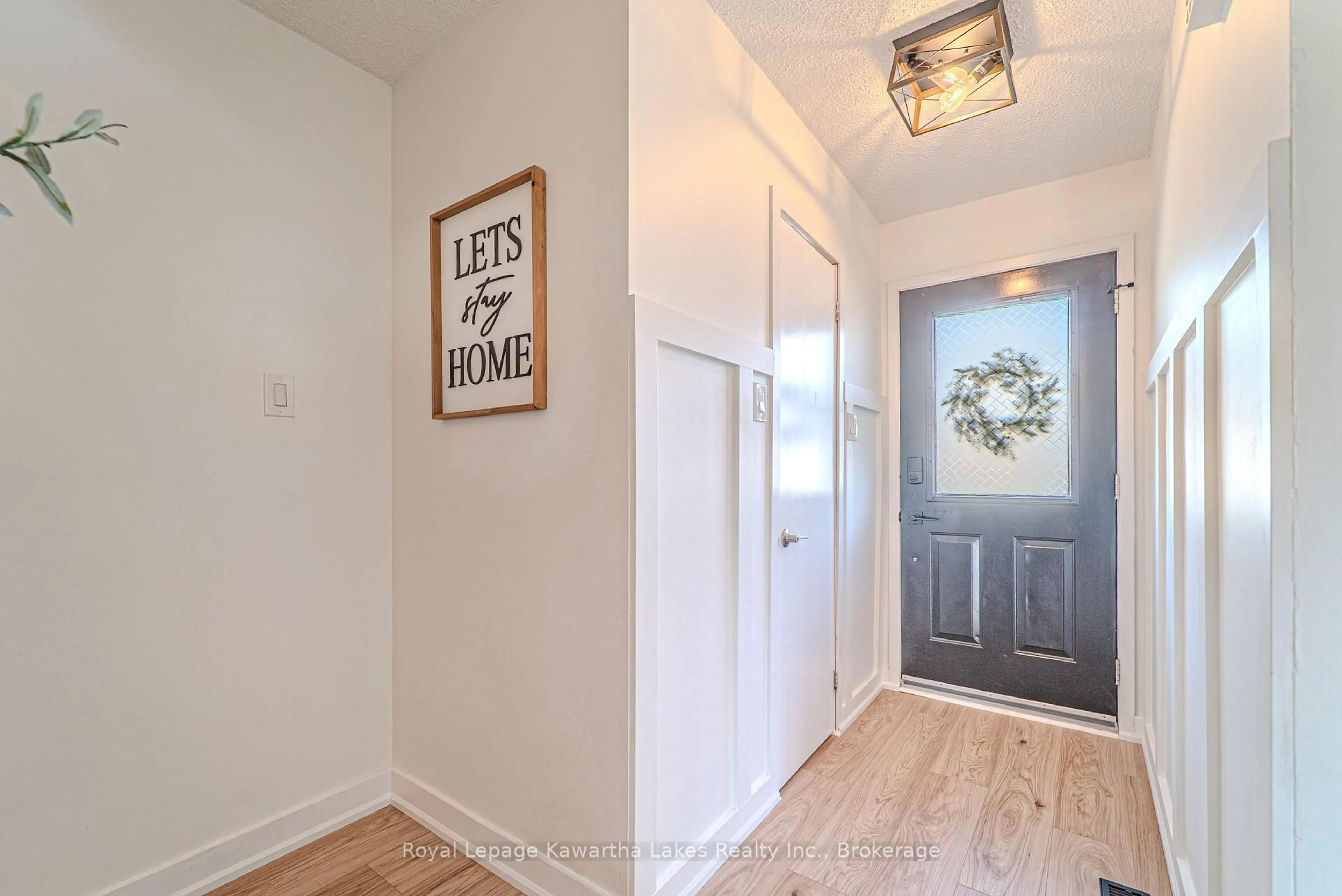 Indoor entryway for 25 Birch Crt, Kawartha Lakes Ontario K9V 5J3