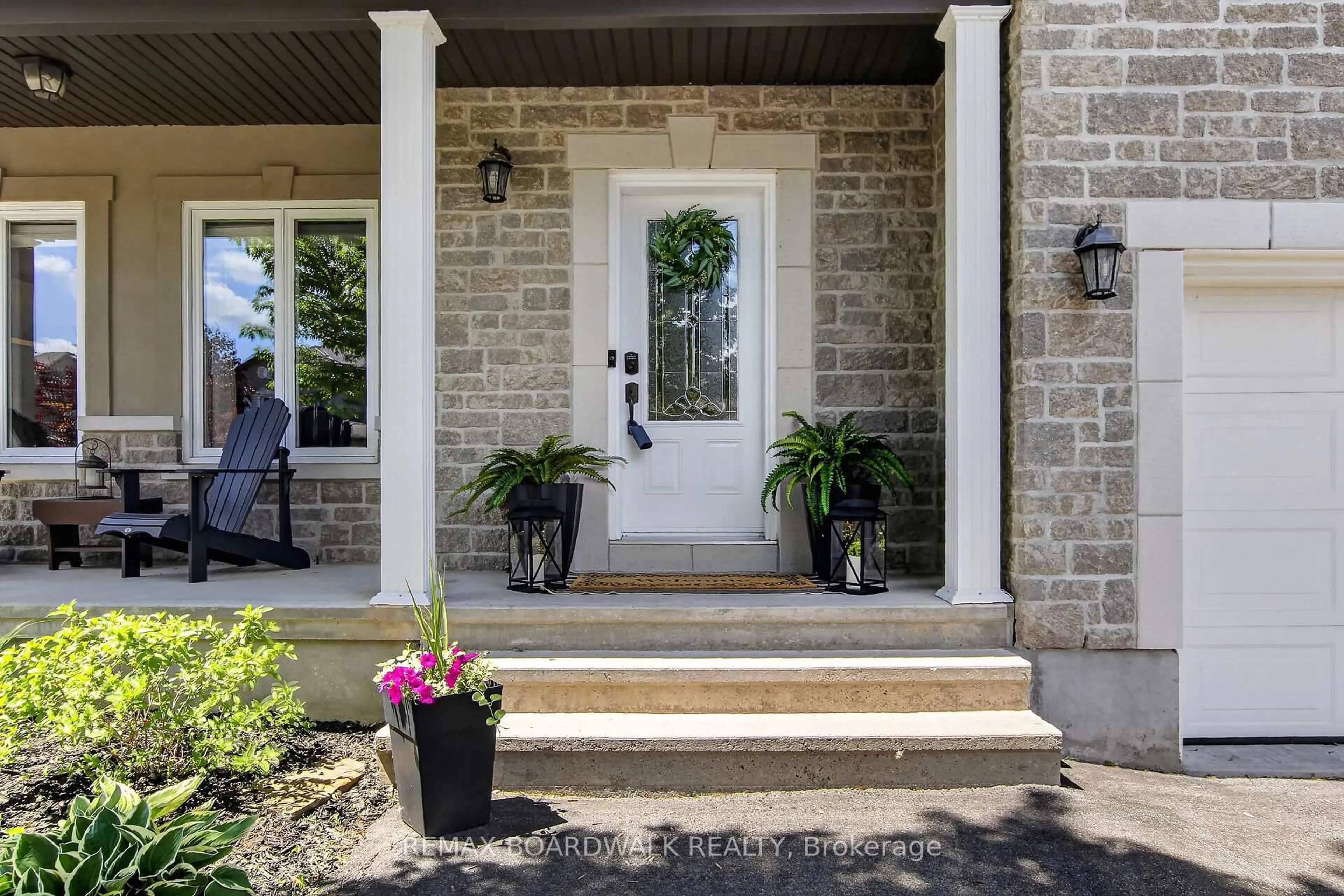 Indoor entryway for 375 Quartz Ave, Clarence-Rockland Ontario K4K 0C7