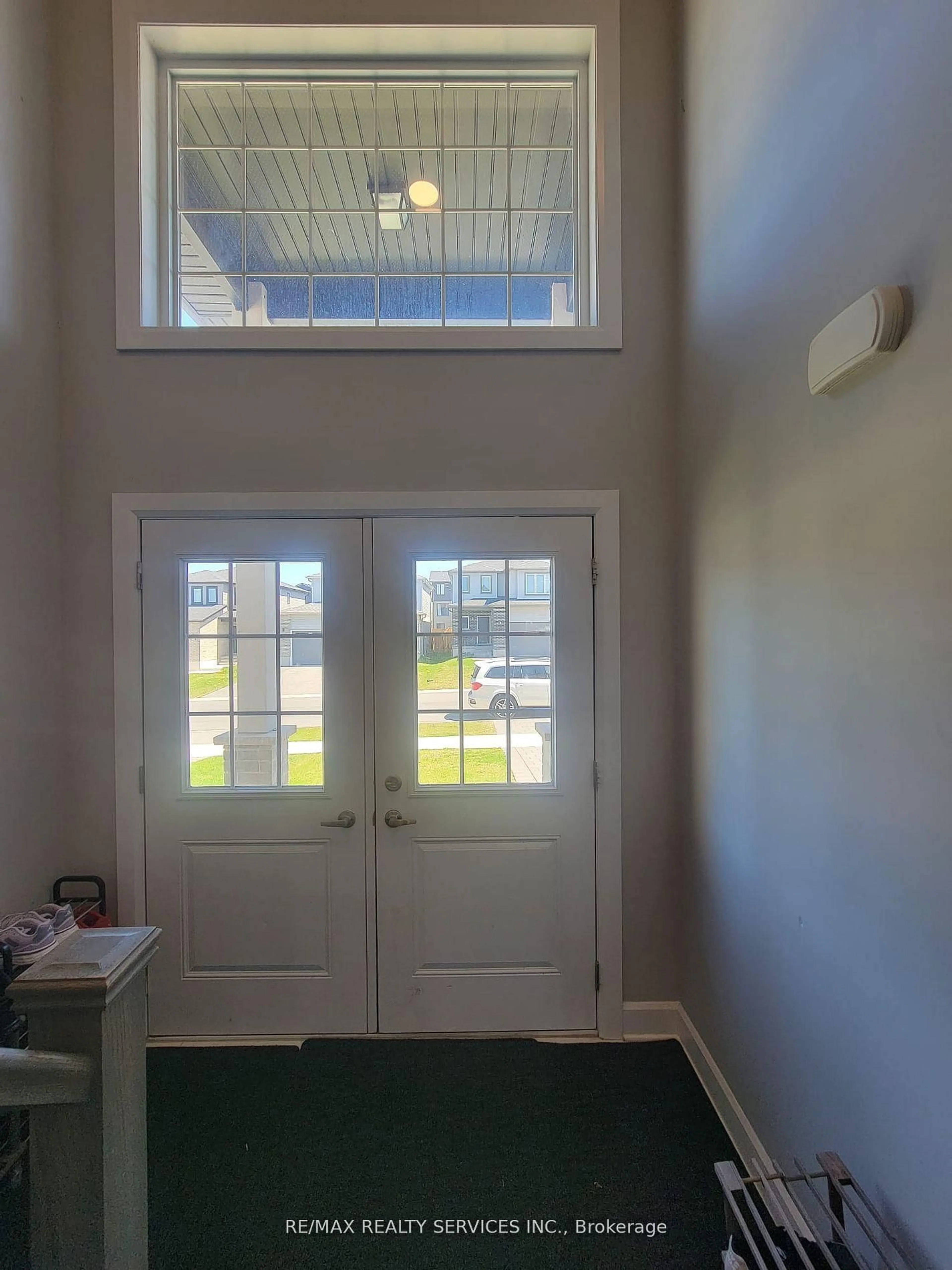 Indoor foyer for 1573 Dylan St, London East Ontario N5V 5J3