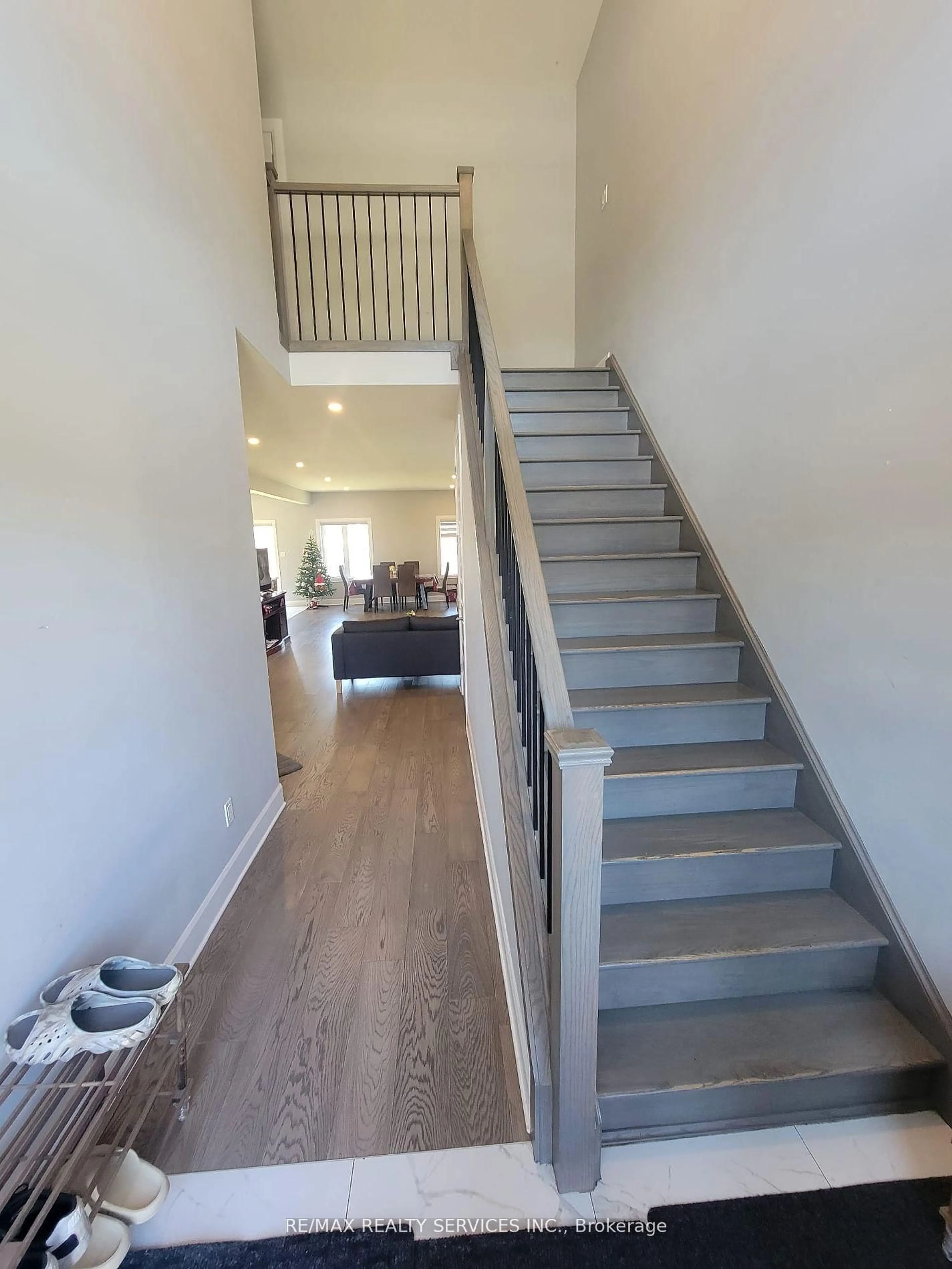 Stairs for 1573 Dylan St, London East Ontario N5V 5J3