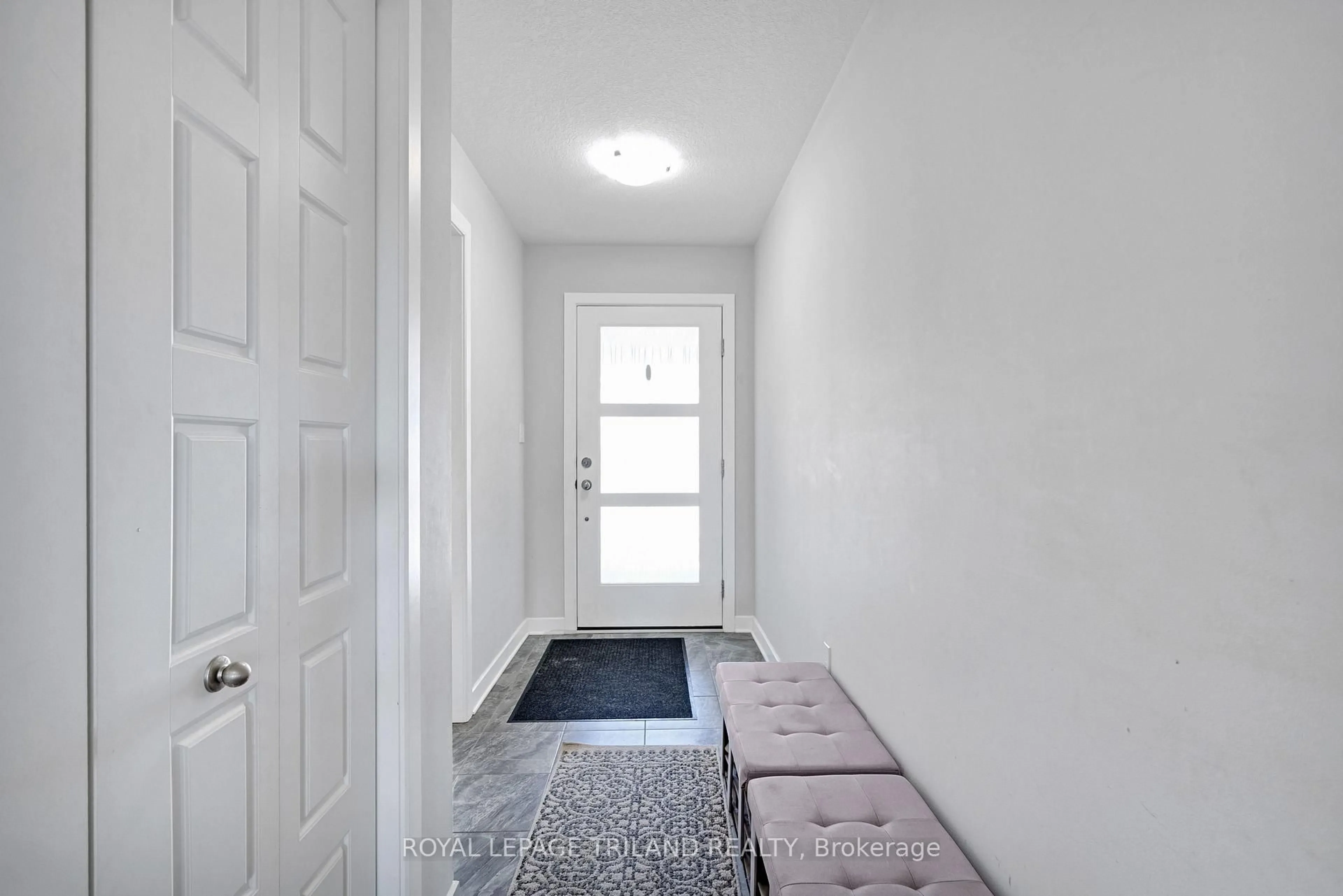 Indoor entryway for 114 Benjamin Pkwy, St. Thomas Ontario N5R 0L6