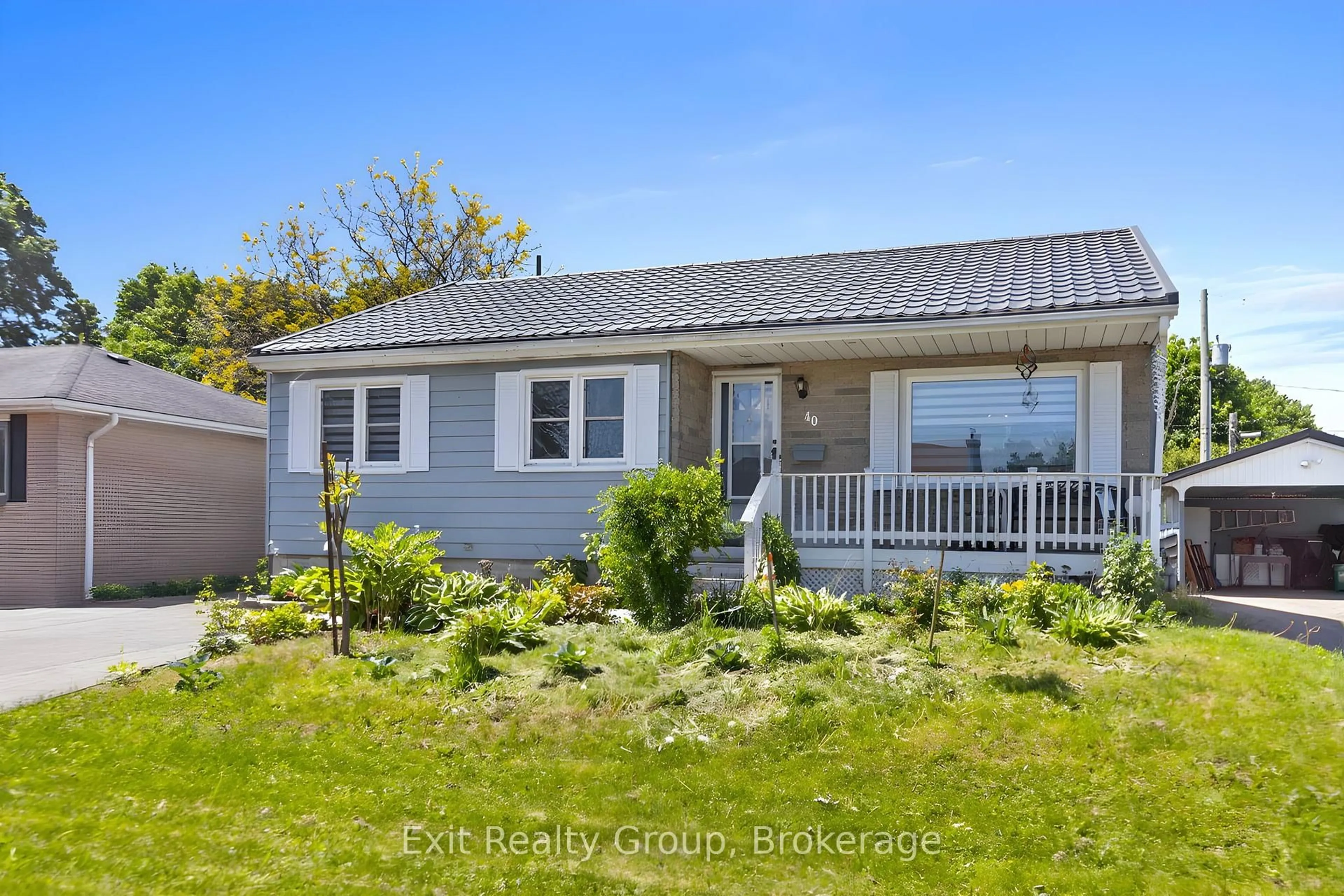 Home with vinyl exterior material, street for 40 Aldershot Ave, Brockville Ontario K6V 2P8