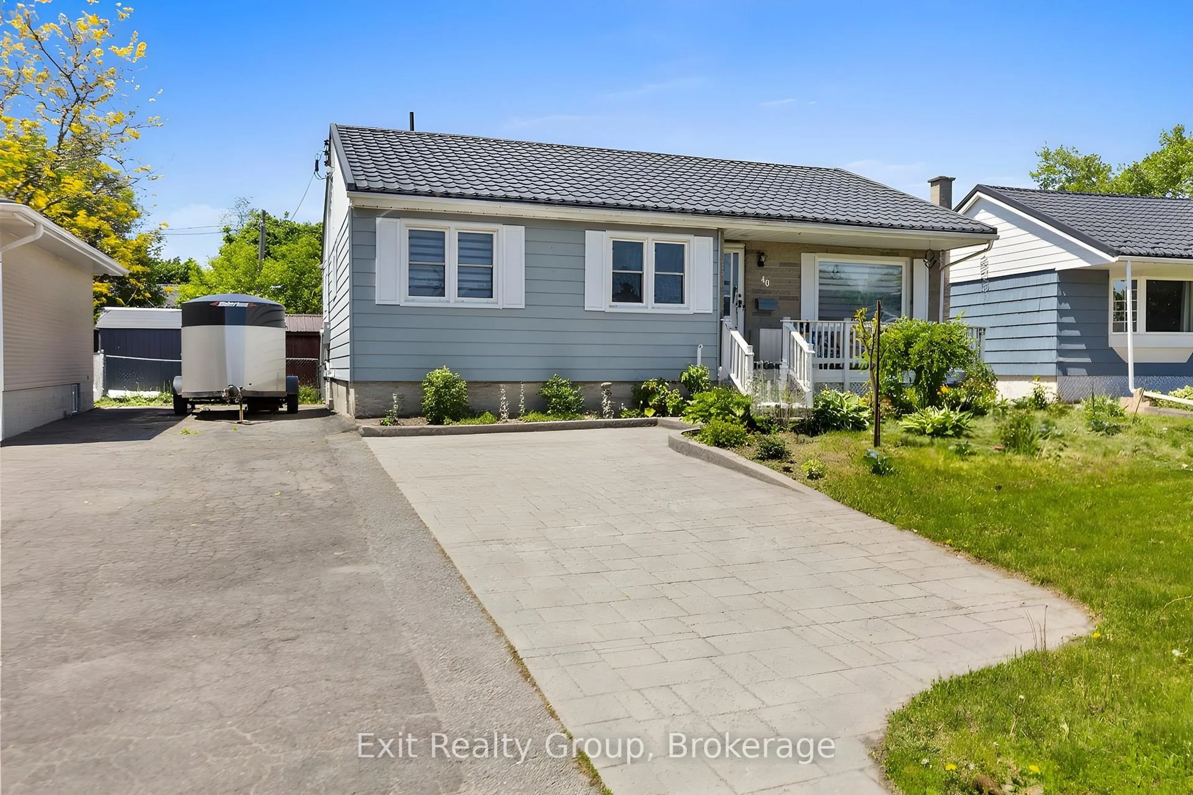 Home with vinyl exterior material, street for 40 Aldershot Ave, Brockville Ontario K6V 2P8