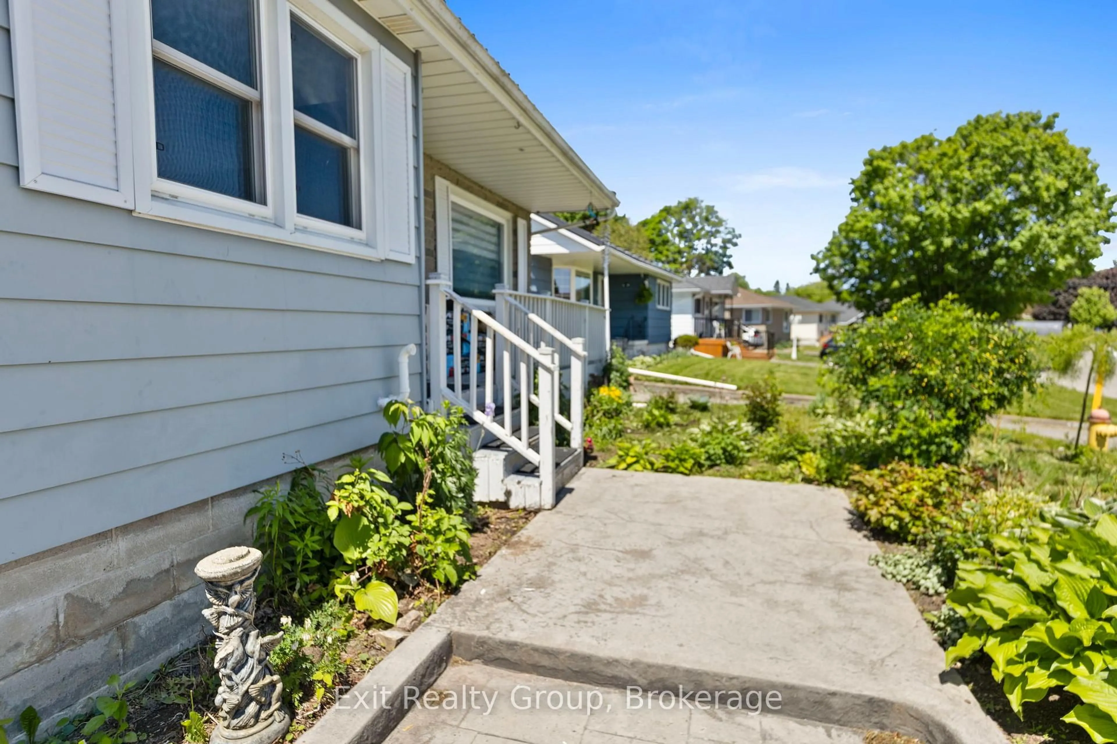 A pic from outside/outdoor area/front of a property/back of a property/a pic from drone, street for 40 Aldershot Ave, Brockville Ontario K6V 2P8