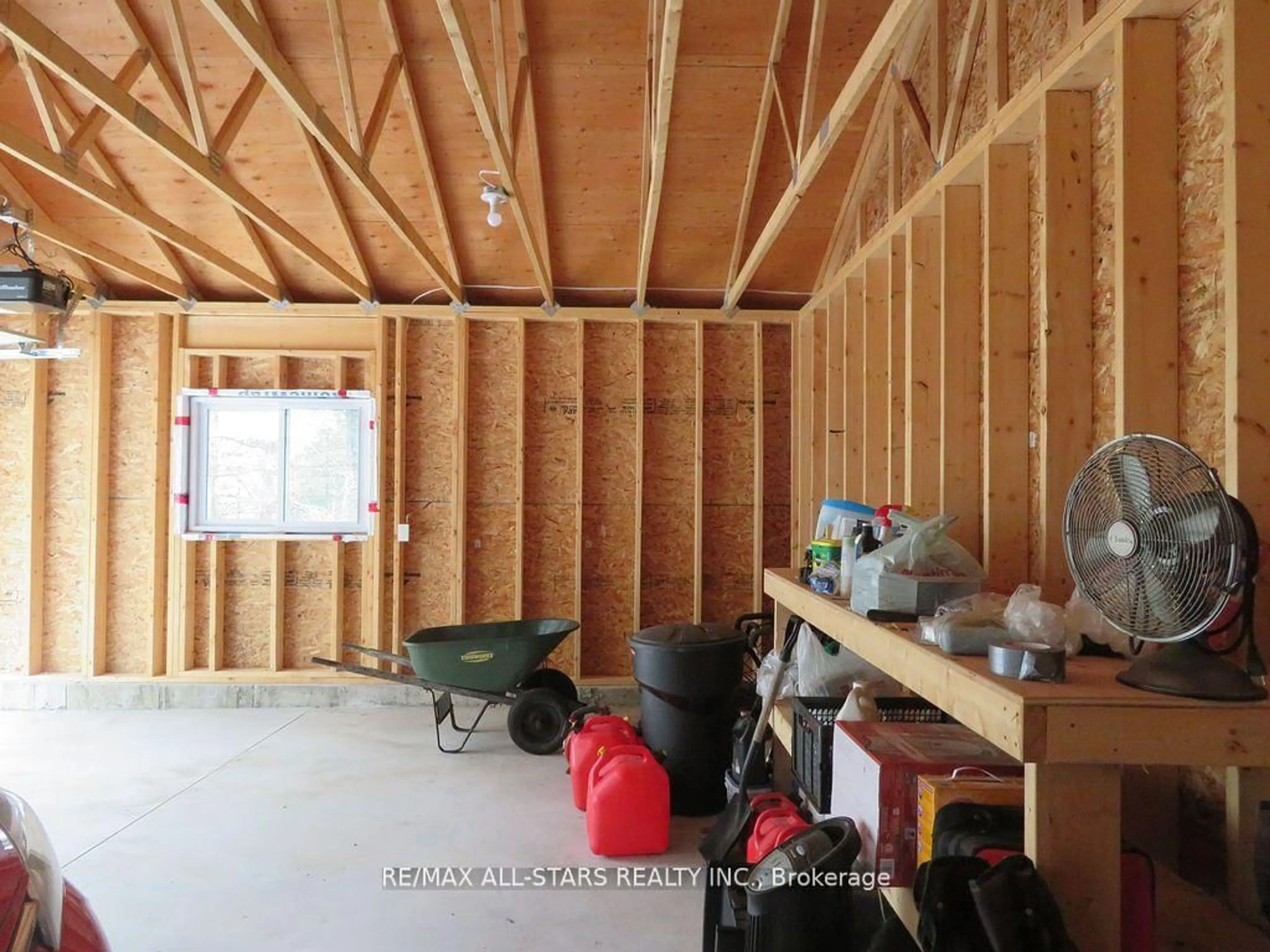 Indoor garage for 33 Edwina Dr, Trent Lakes Ontario K0M 1A0