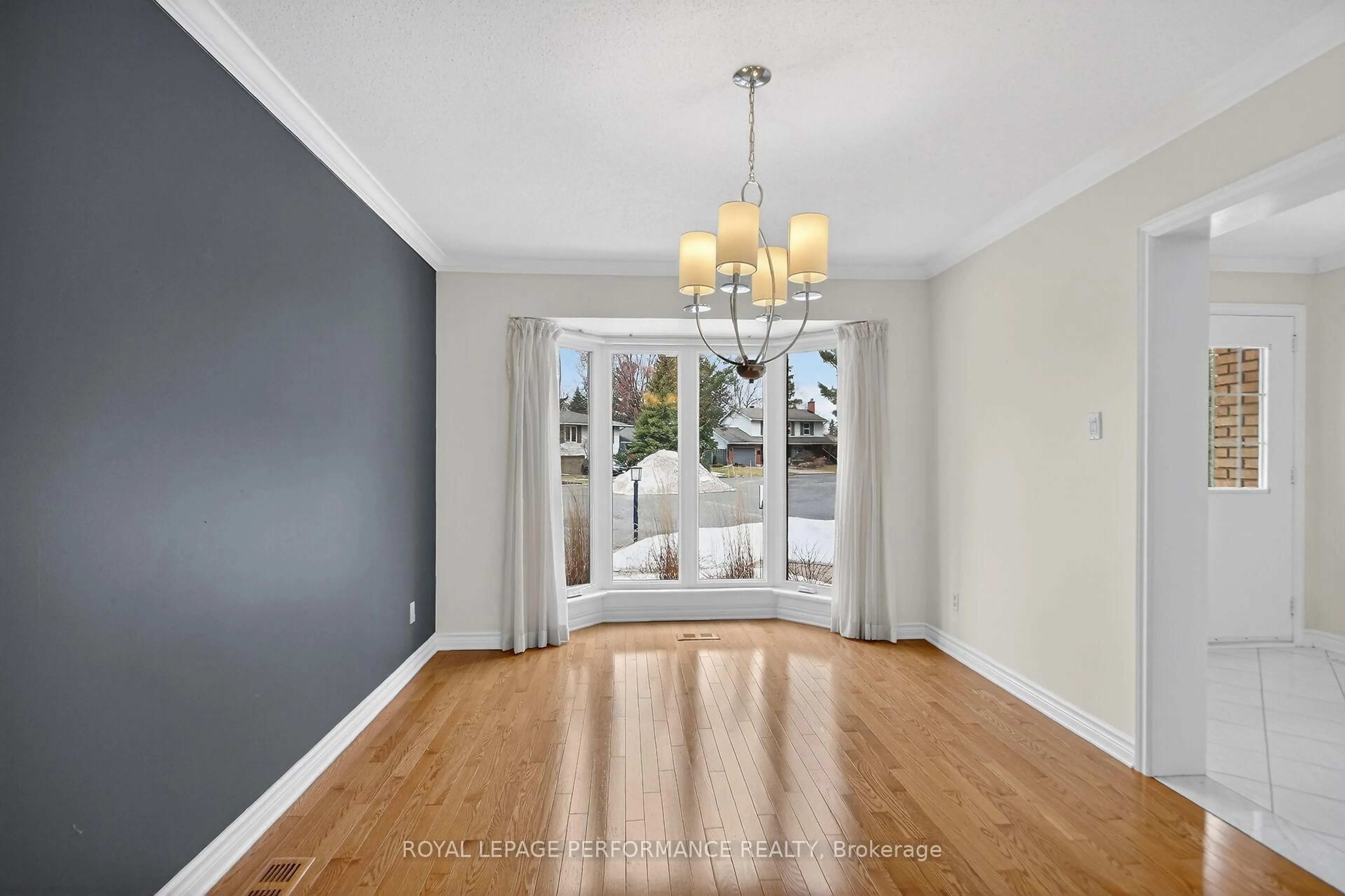 Indoor entryway for 15 Hallowell Crt, Ottawa Ontario K2H 8N4