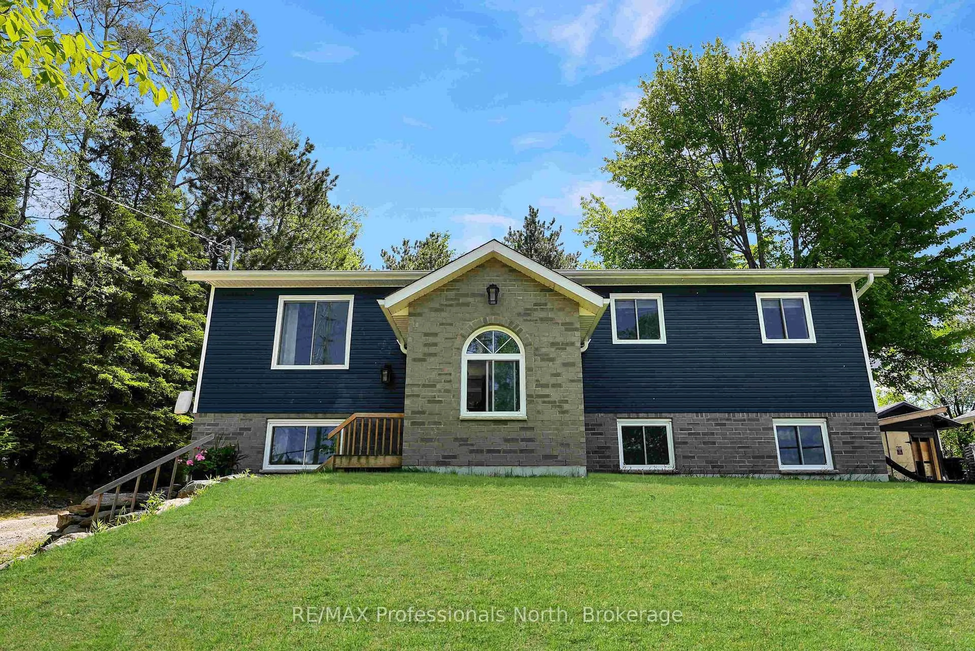Home with vinyl exterior material, unknown for 4342 County Road 21, Dysart et al Ontario K0M 1S0