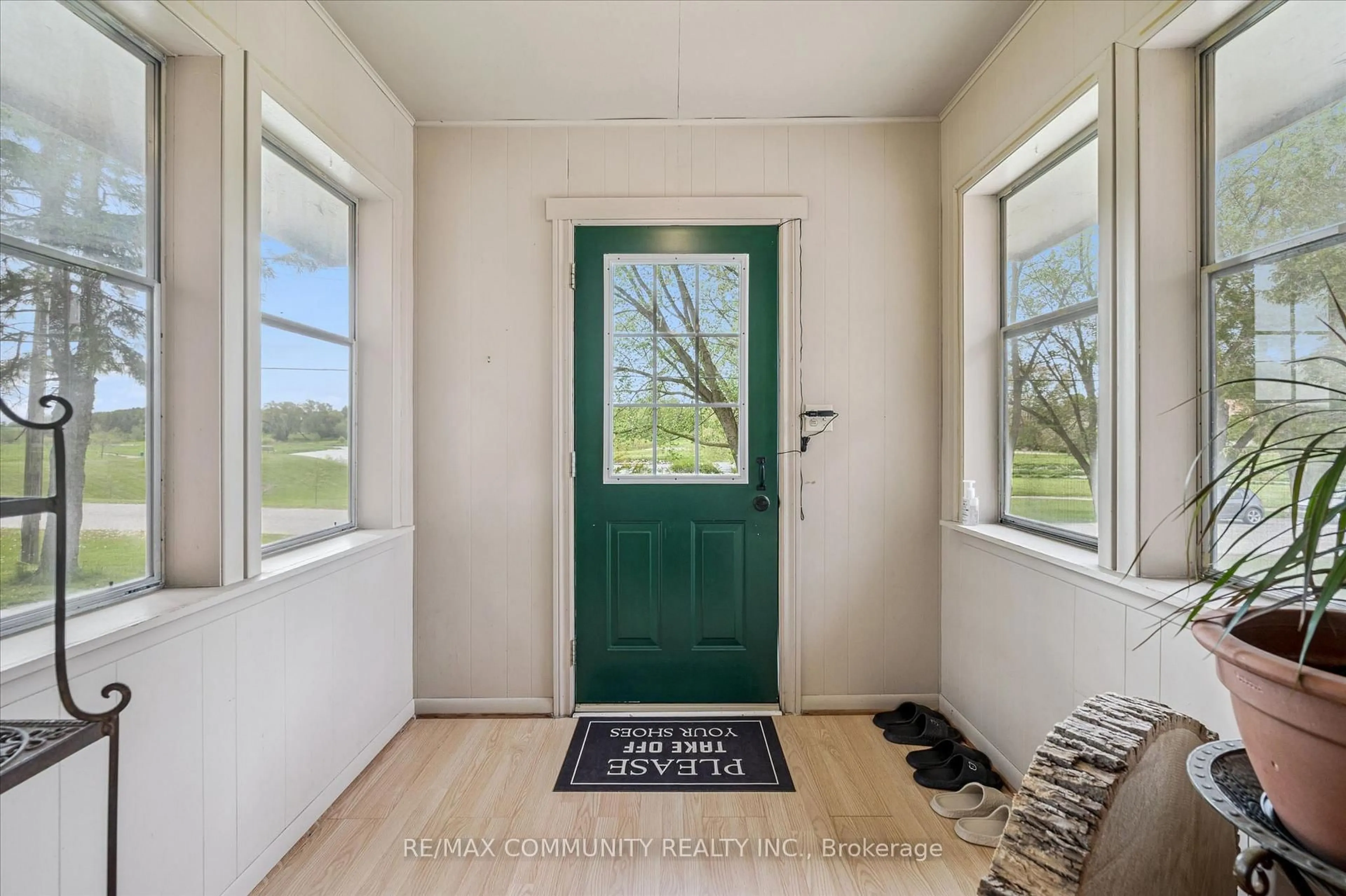 Indoor entryway for 2063 George St, Howick Ontario N0G 1X0
