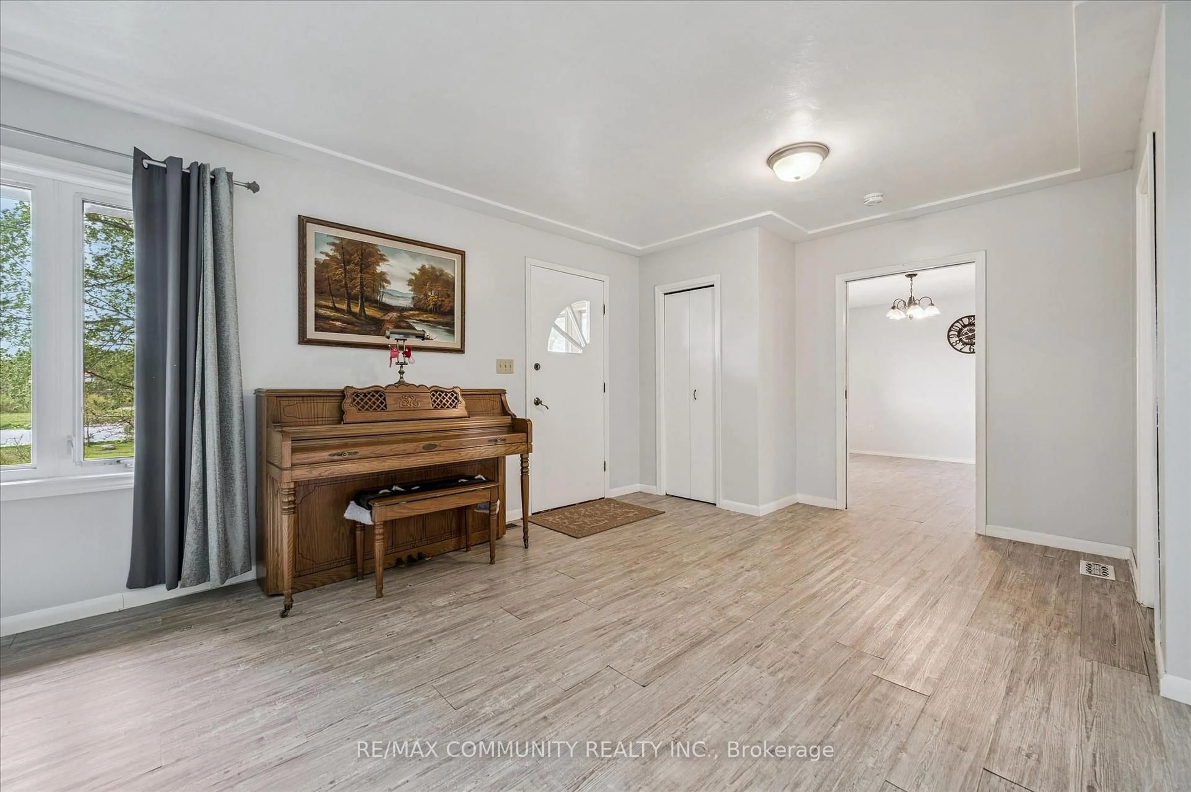 Indoor entryway for 2063 George St, Howick Ontario N0G 1X0
