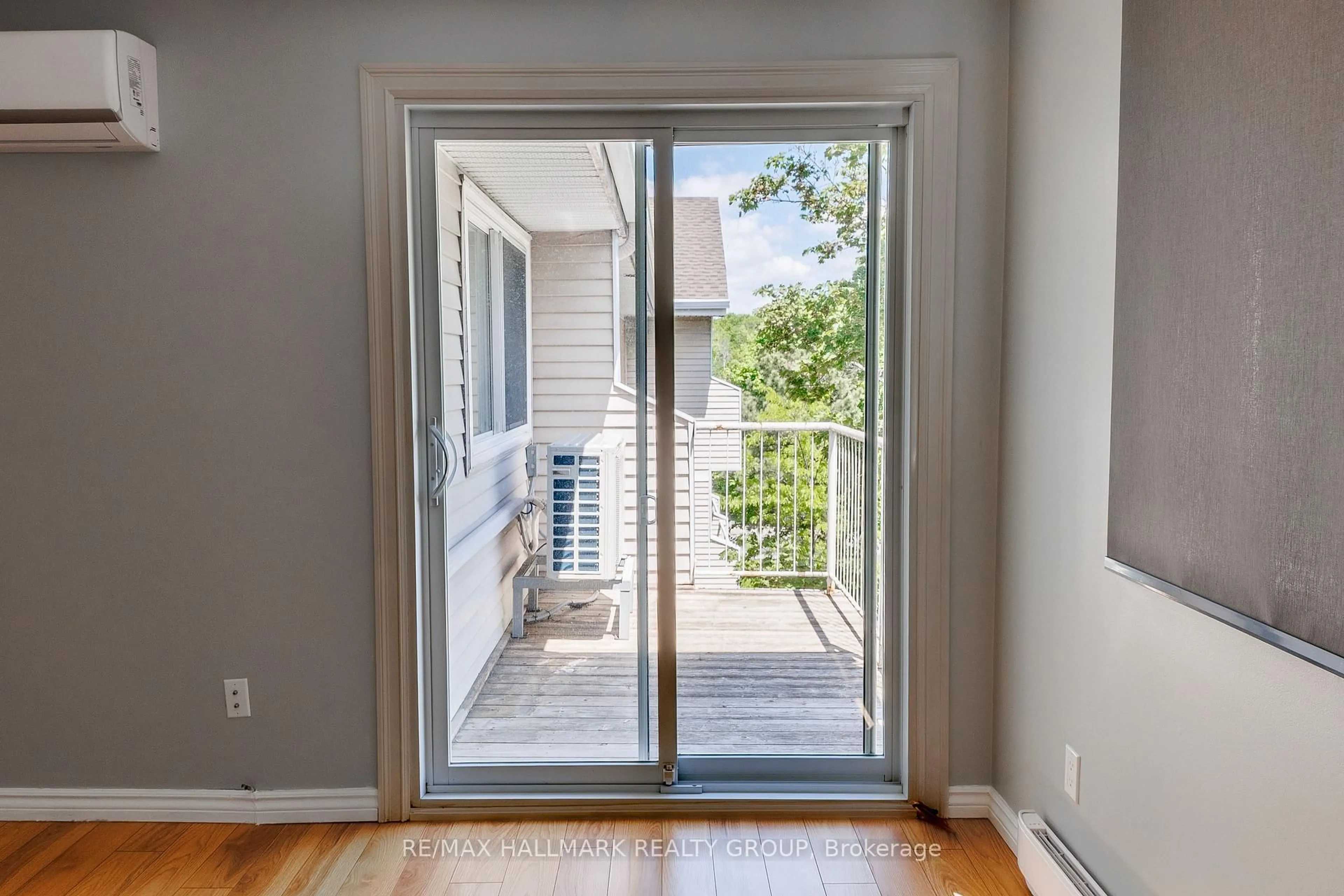 Indoor entryway for 280 Brittany Dr #406, Ottawa Ontario K1K 4M4