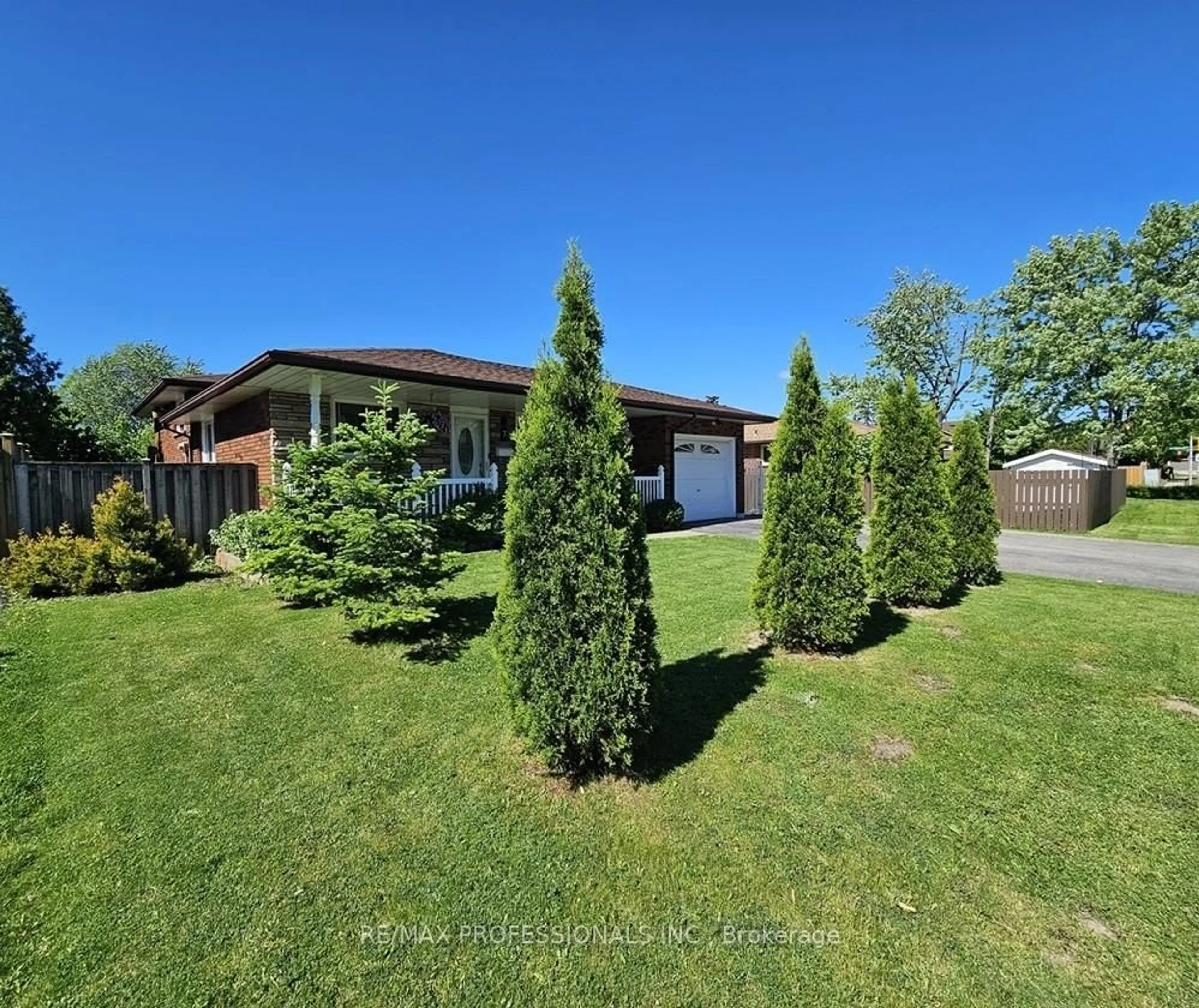 A pic from outside/outdoor area/front of a property/back of a property/a pic from drone, street for 7 Berko Ave, Hamilton Ontario L8V 2P8