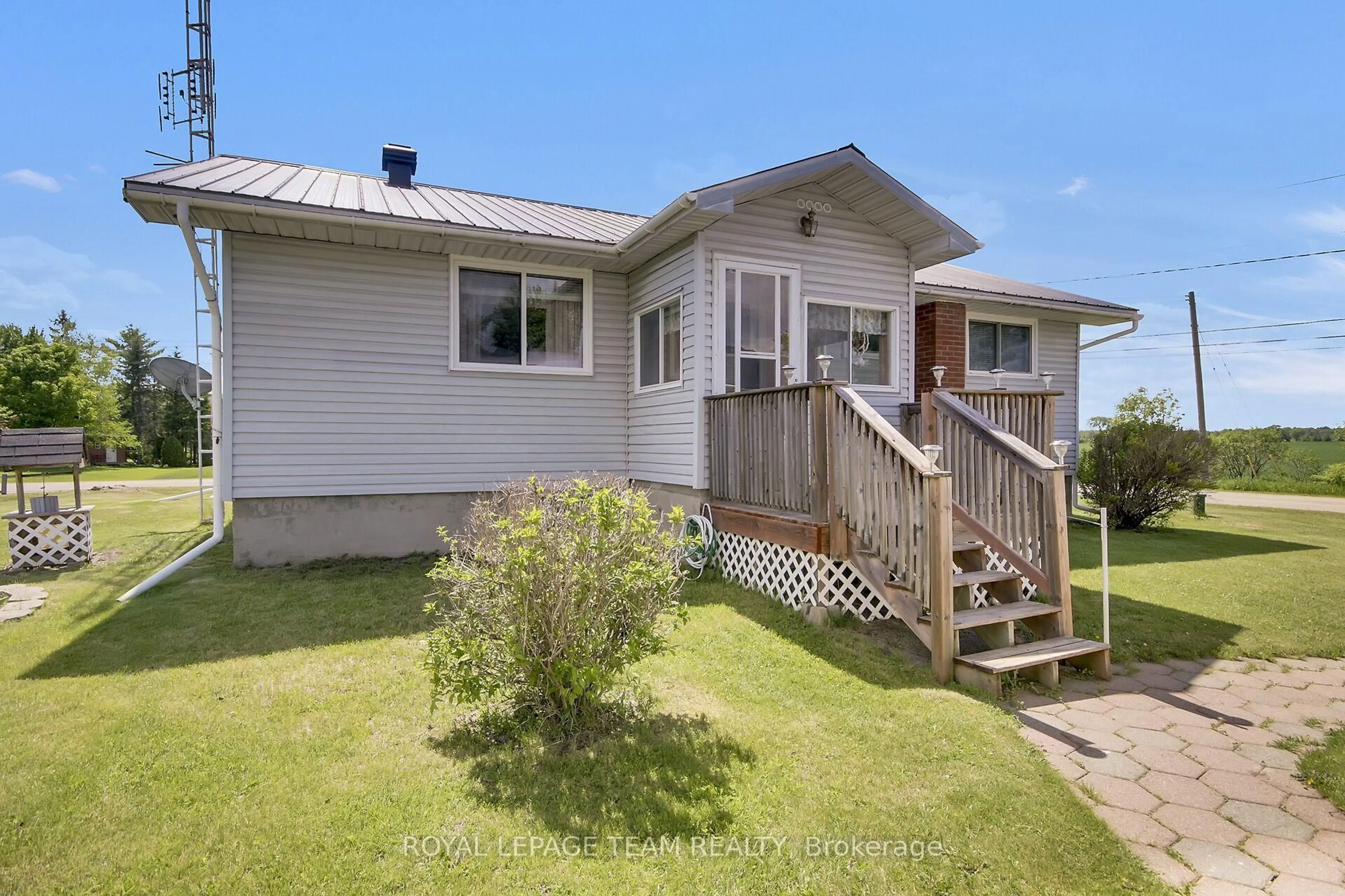A pic from outside/outdoor area/front of a property/back of a property/a pic from drone, street for 929 Munro Dr, Arnprior Ontario K7S 3G8