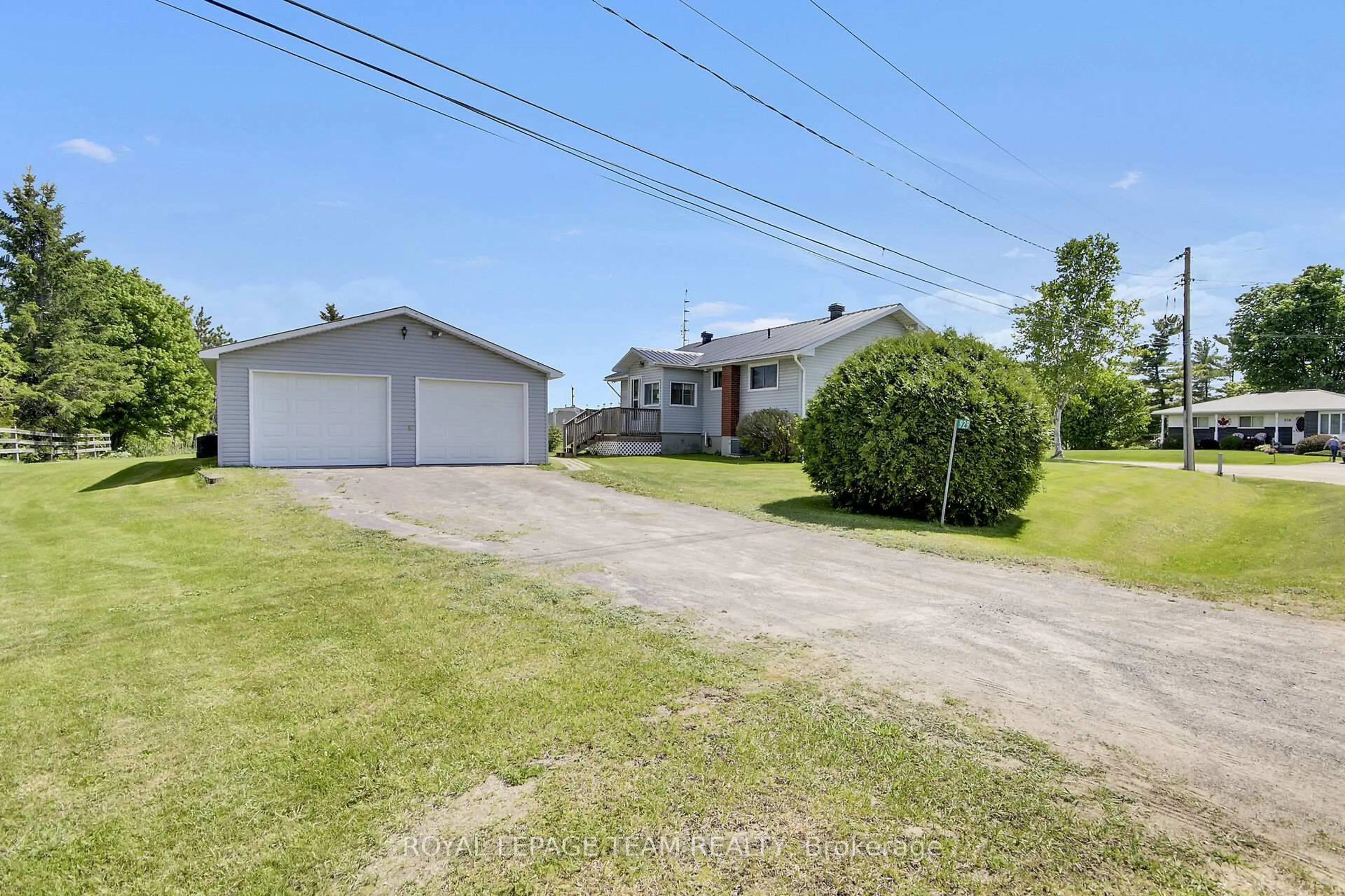 A pic from outside/outdoor area/front of a property/back of a property/a pic from drone, unknown for 929 Munro Dr, Arnprior Ontario K7S 3G8