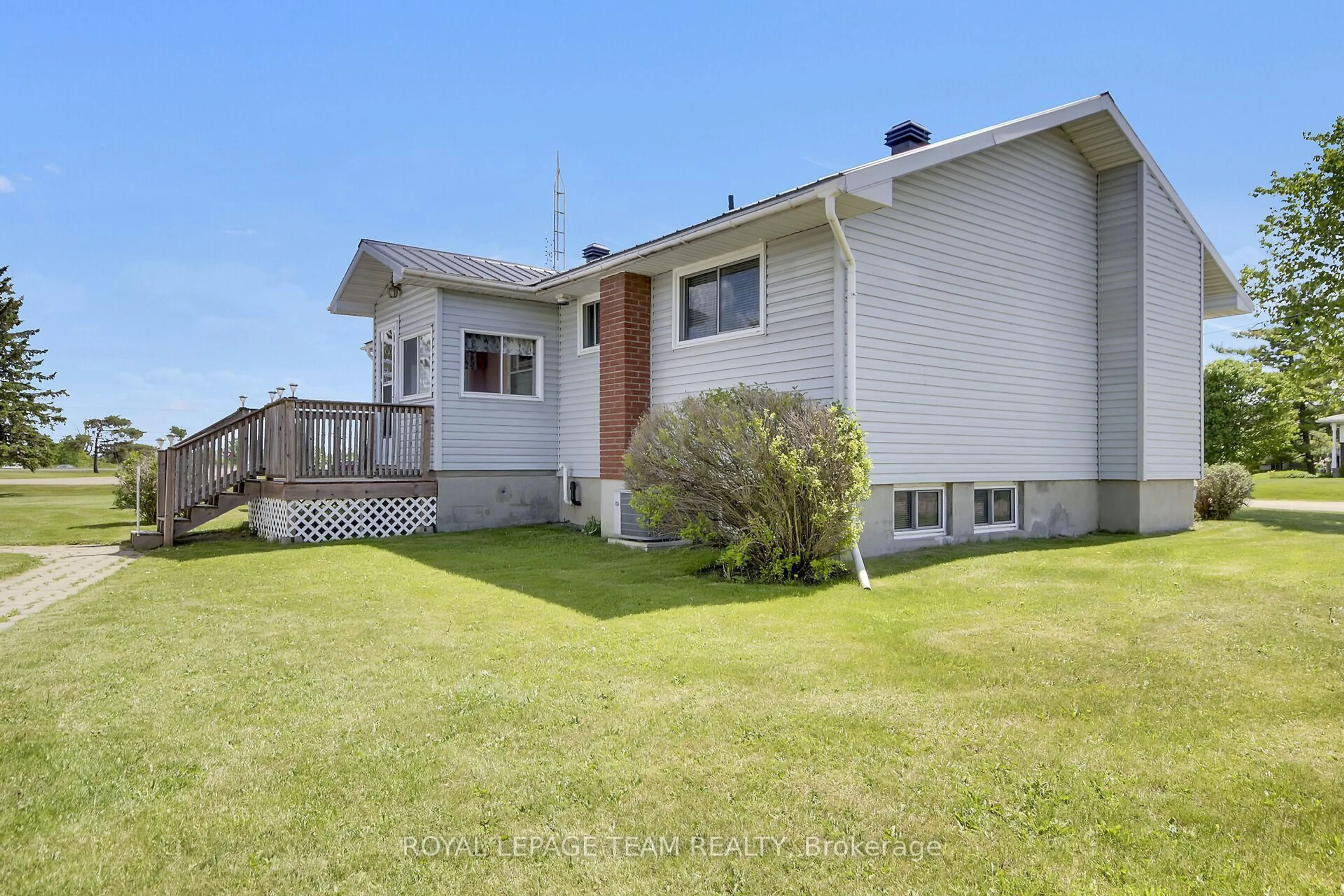A pic from outside/outdoor area/front of a property/back of a property/a pic from drone, unknown for 929 Munro Dr, Arnprior Ontario K7S 3G8