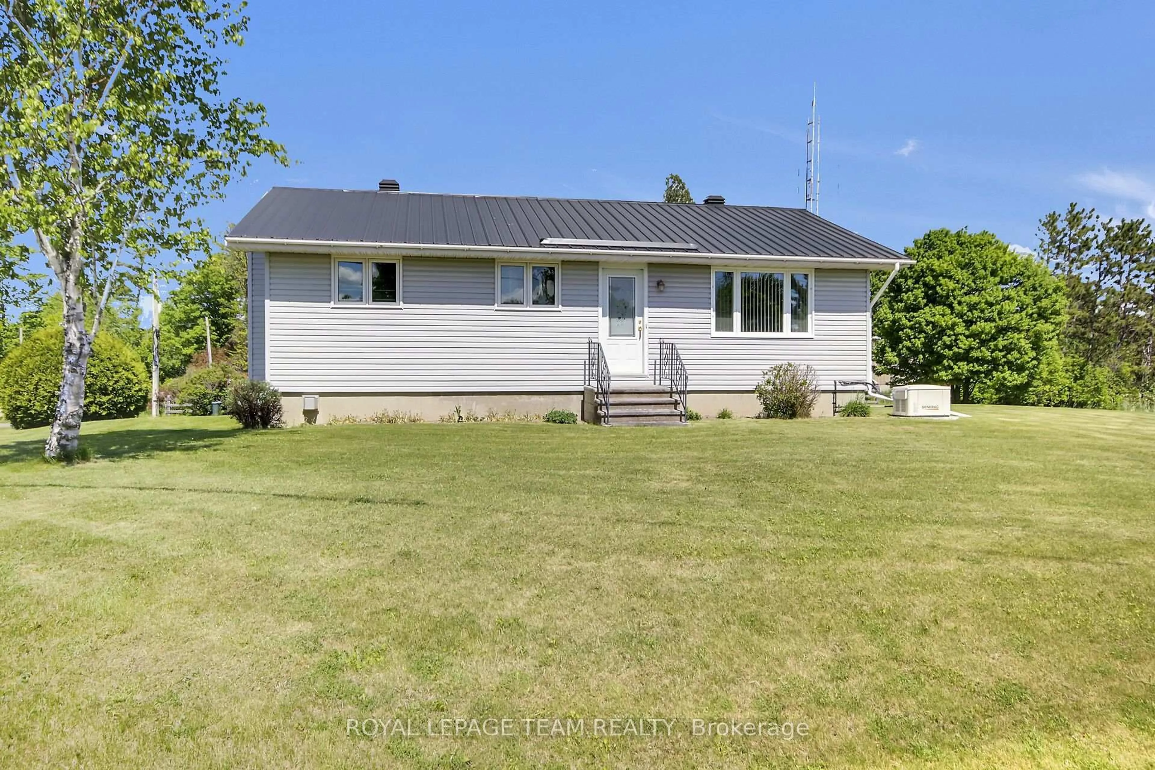 Home with vinyl exterior material, street for 929 Munro Dr, Arnprior Ontario K7S 3G8