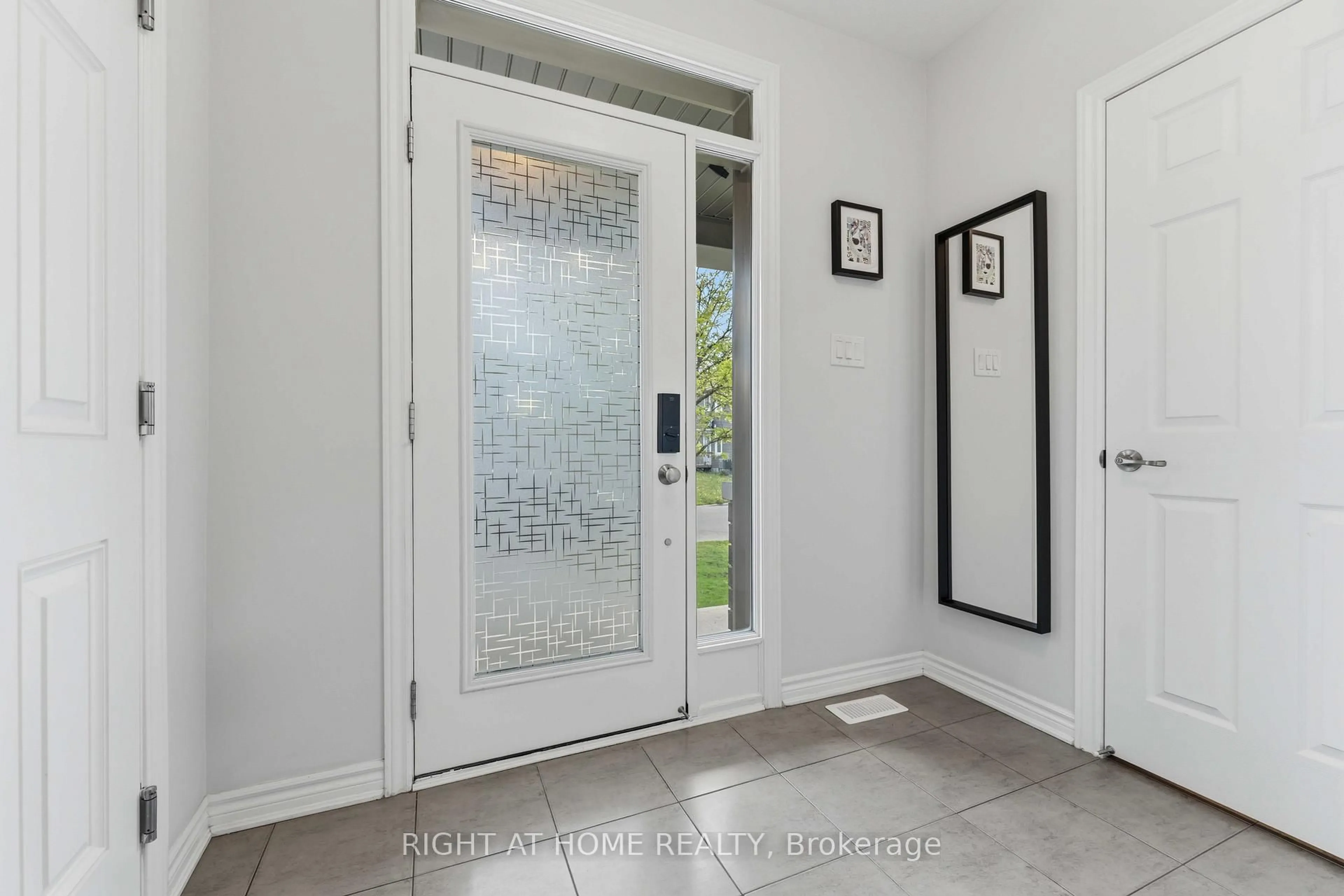 Indoor entryway for 508 Roundleaf Way, Ottawa Ontario K2V 0K1