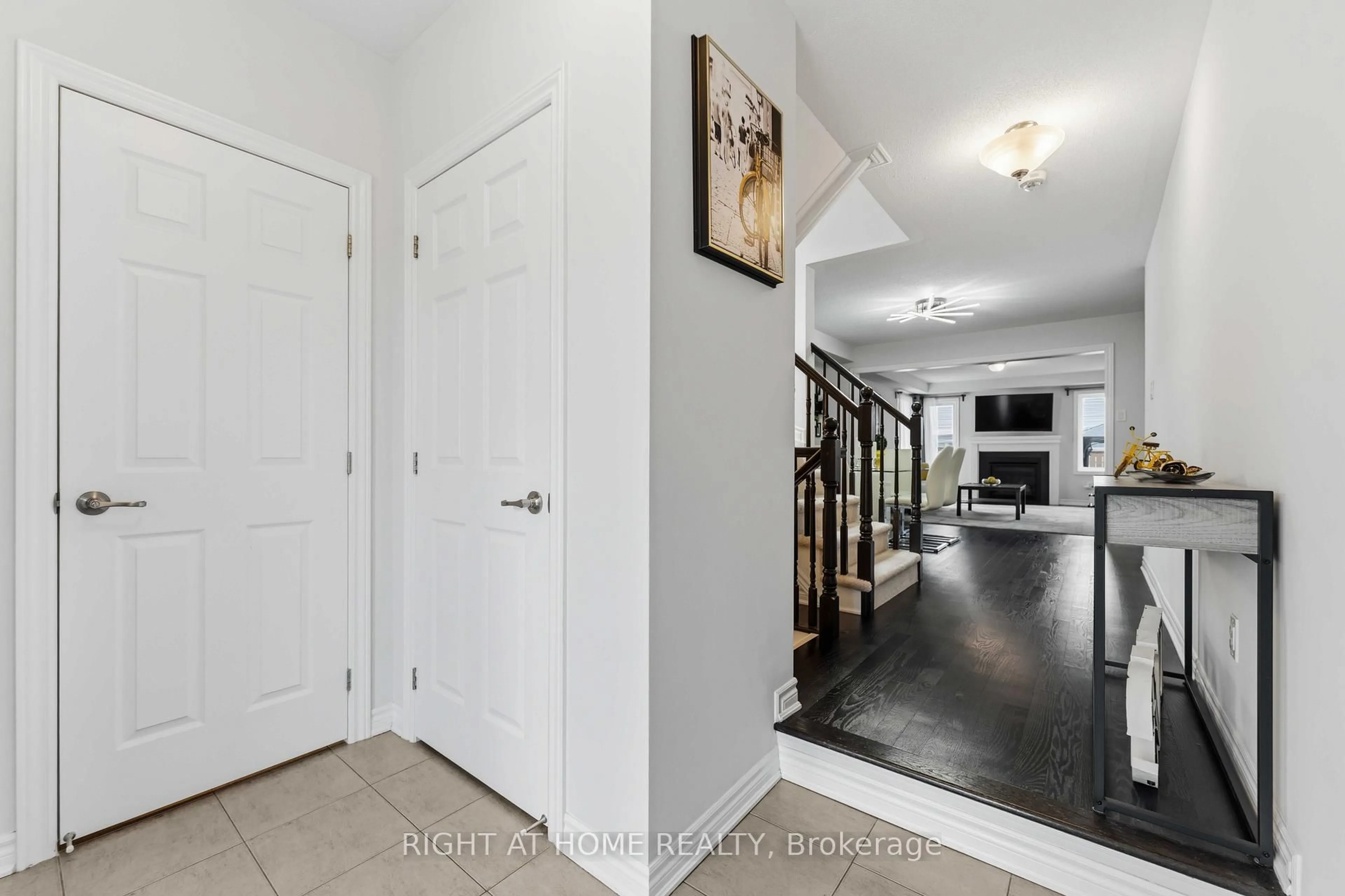 Indoor entryway for 508 Roundleaf Way, Ottawa Ontario K2V 0K1