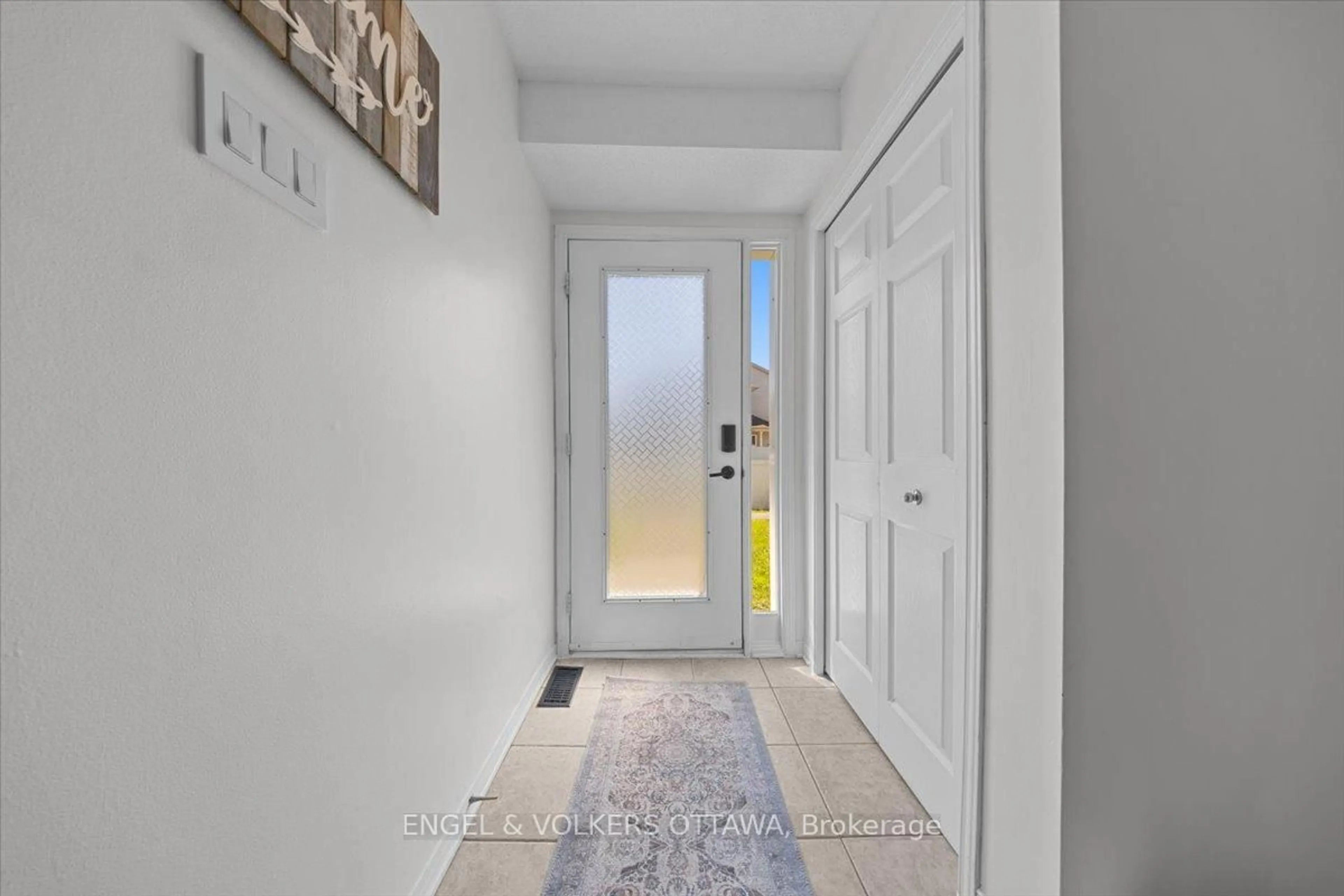 Indoor entryway for 241 Monterey Dr, Ottawa Ontario K2H 7B1