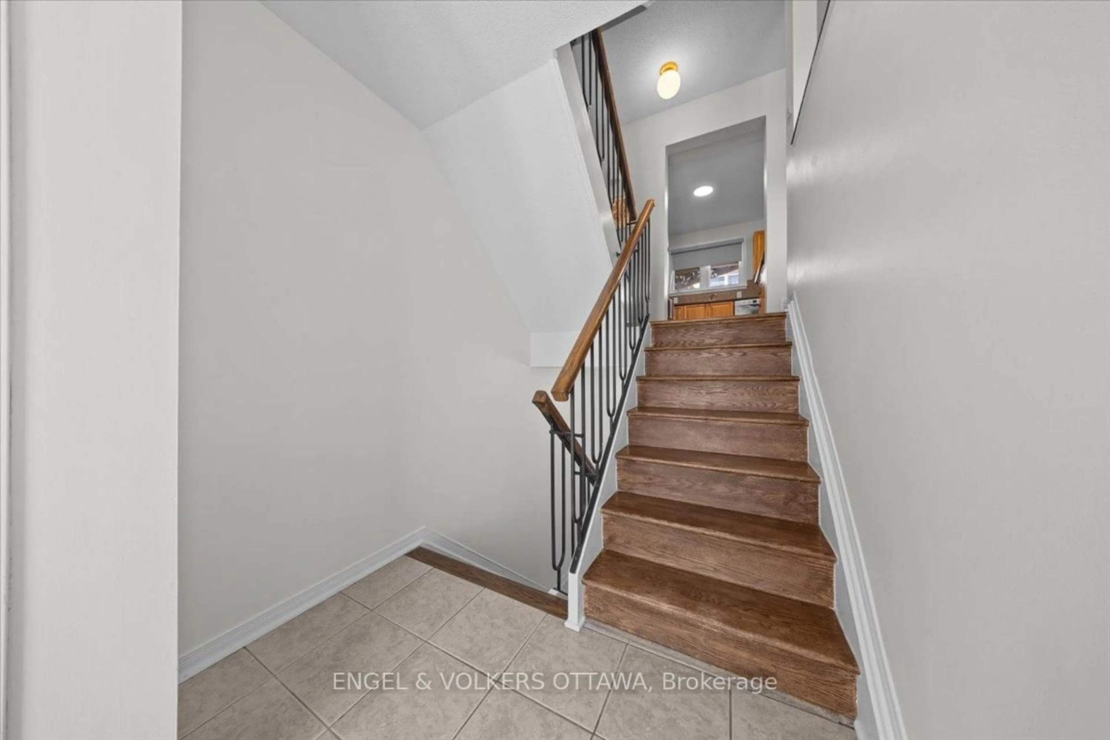 Stairs for 241 Monterey Dr, Ottawa Ontario K2H 7B1