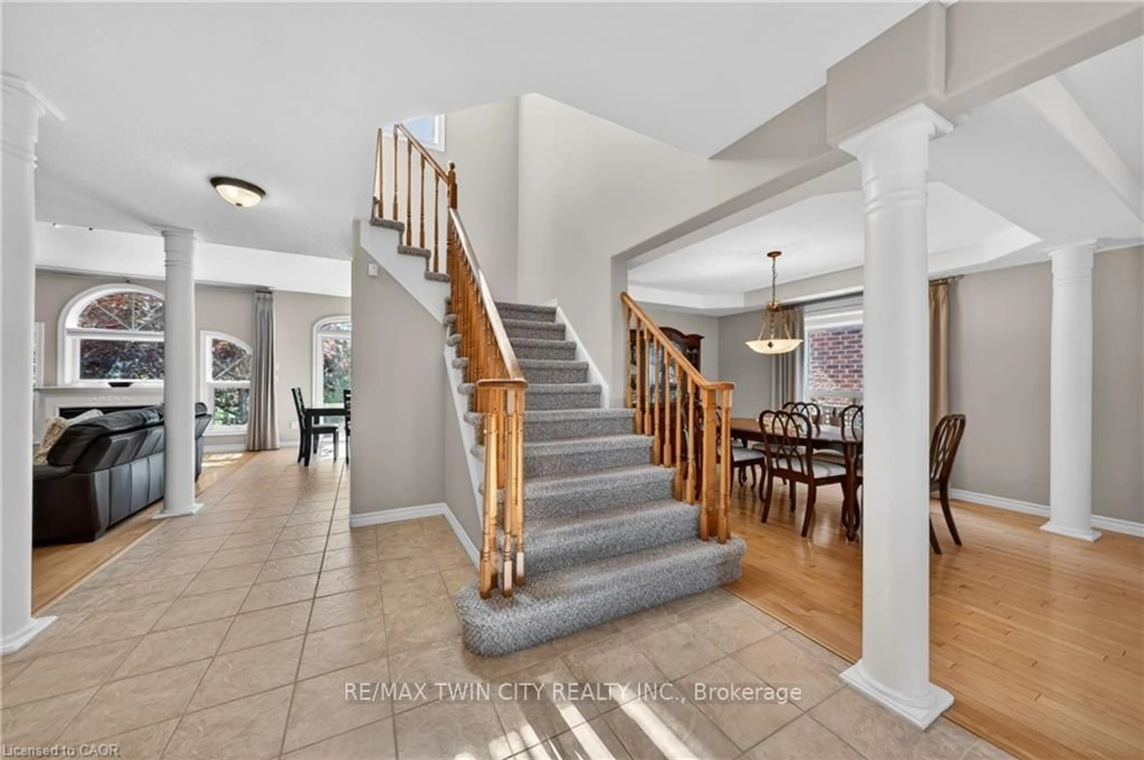 Indoor foyer for 211 McNichol Dr, Cambridge Ontario N1P 1J3