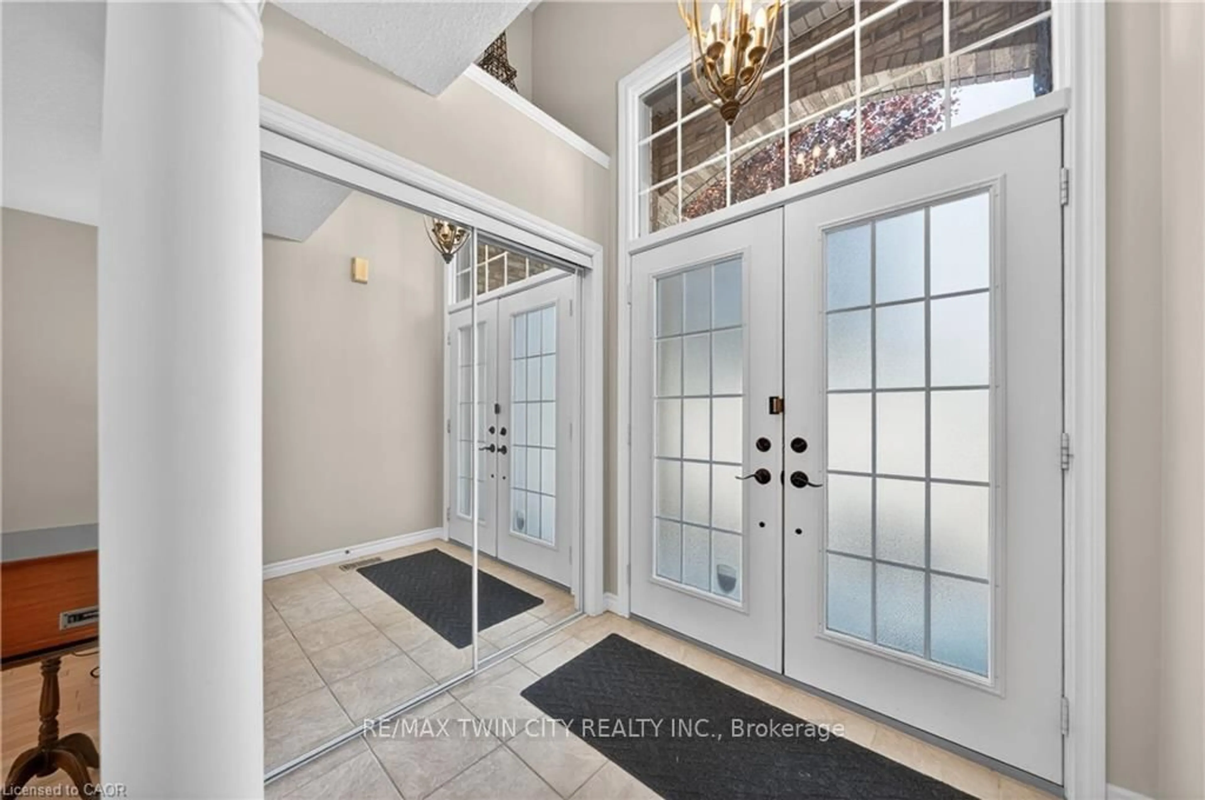 Indoor entryway for 211 McNichol Dr, Cambridge Ontario N1P 1J3