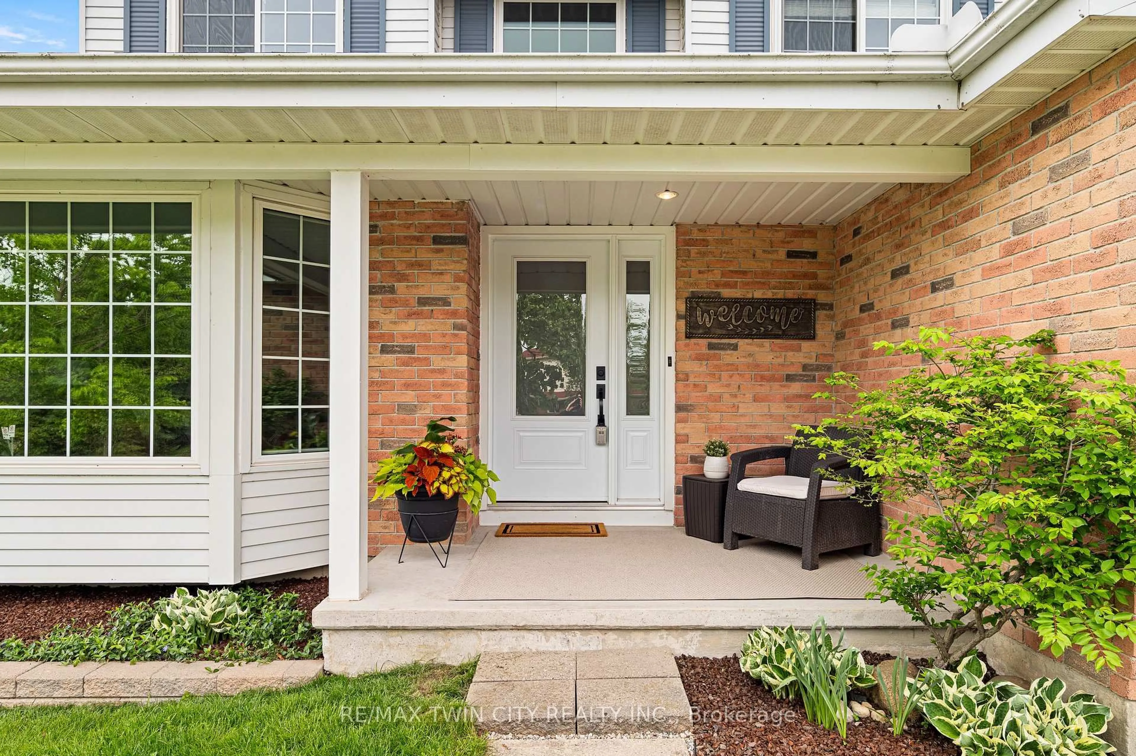 Indoor entryway for 240 Grand River Blvd, Kitchener Ontario N2A 3G8