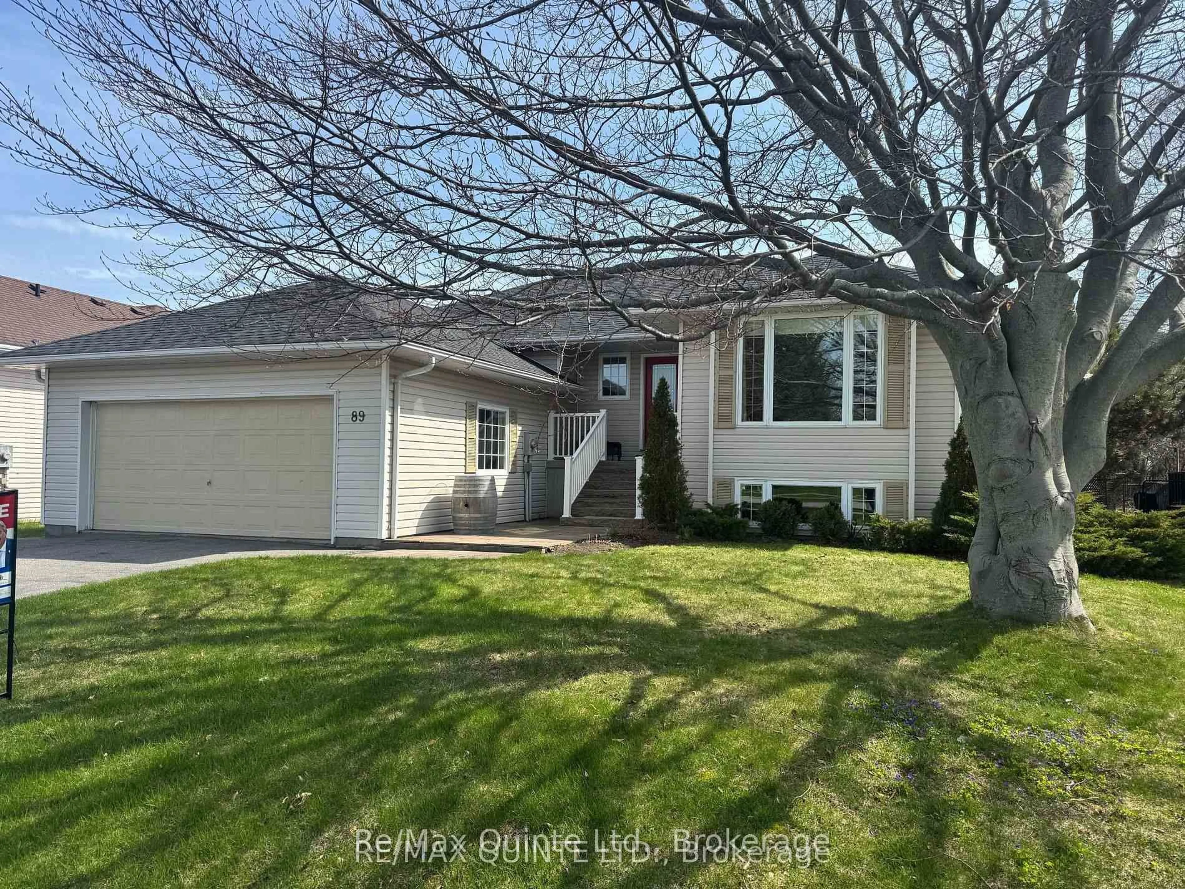 Home with vinyl exterior material, street for 89 Westwind Cres, Prince Edward County Ontario K0K 3L0