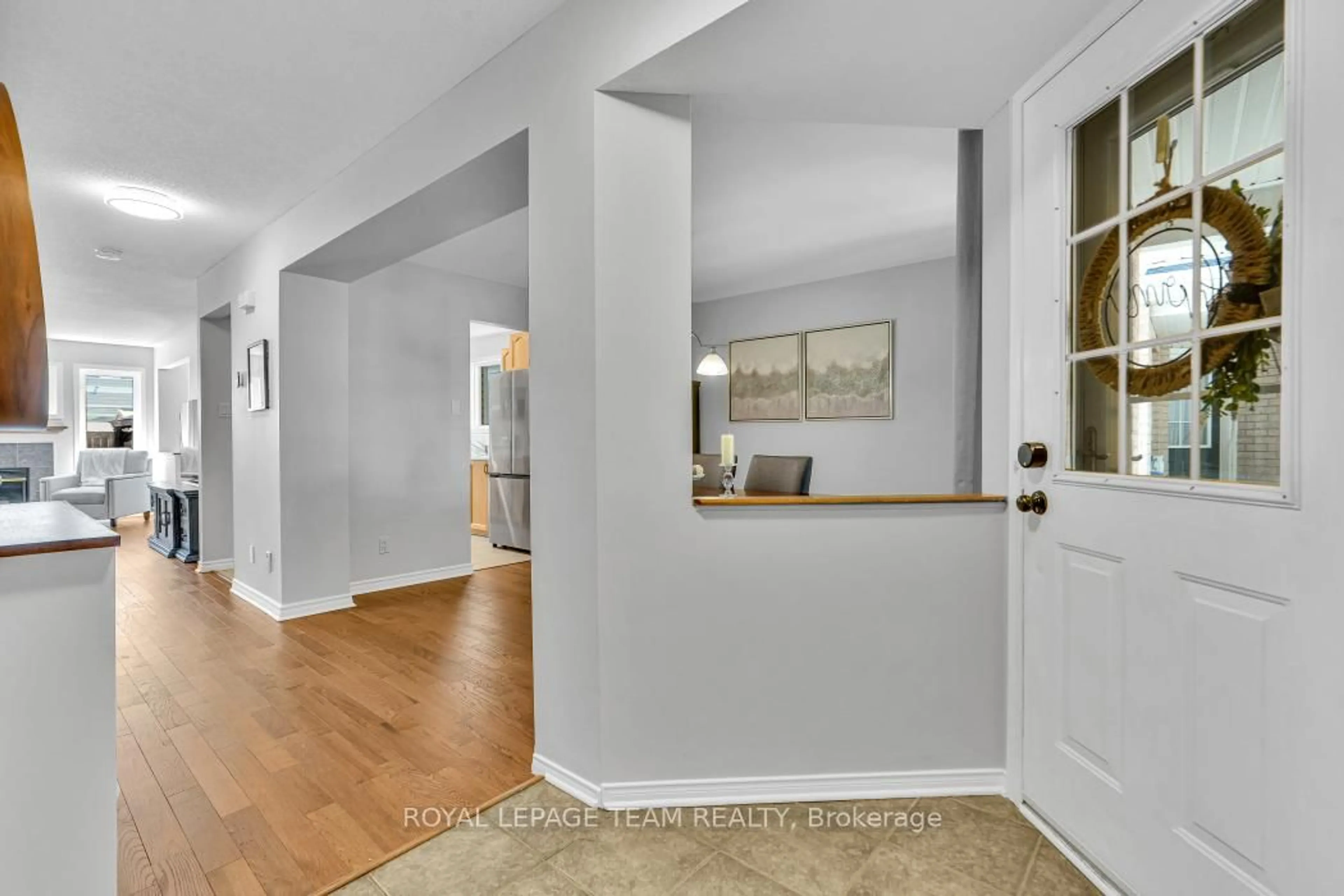 Indoor entryway for 111 Fairlop Way, Ottawa Ontario K2J 5B6
