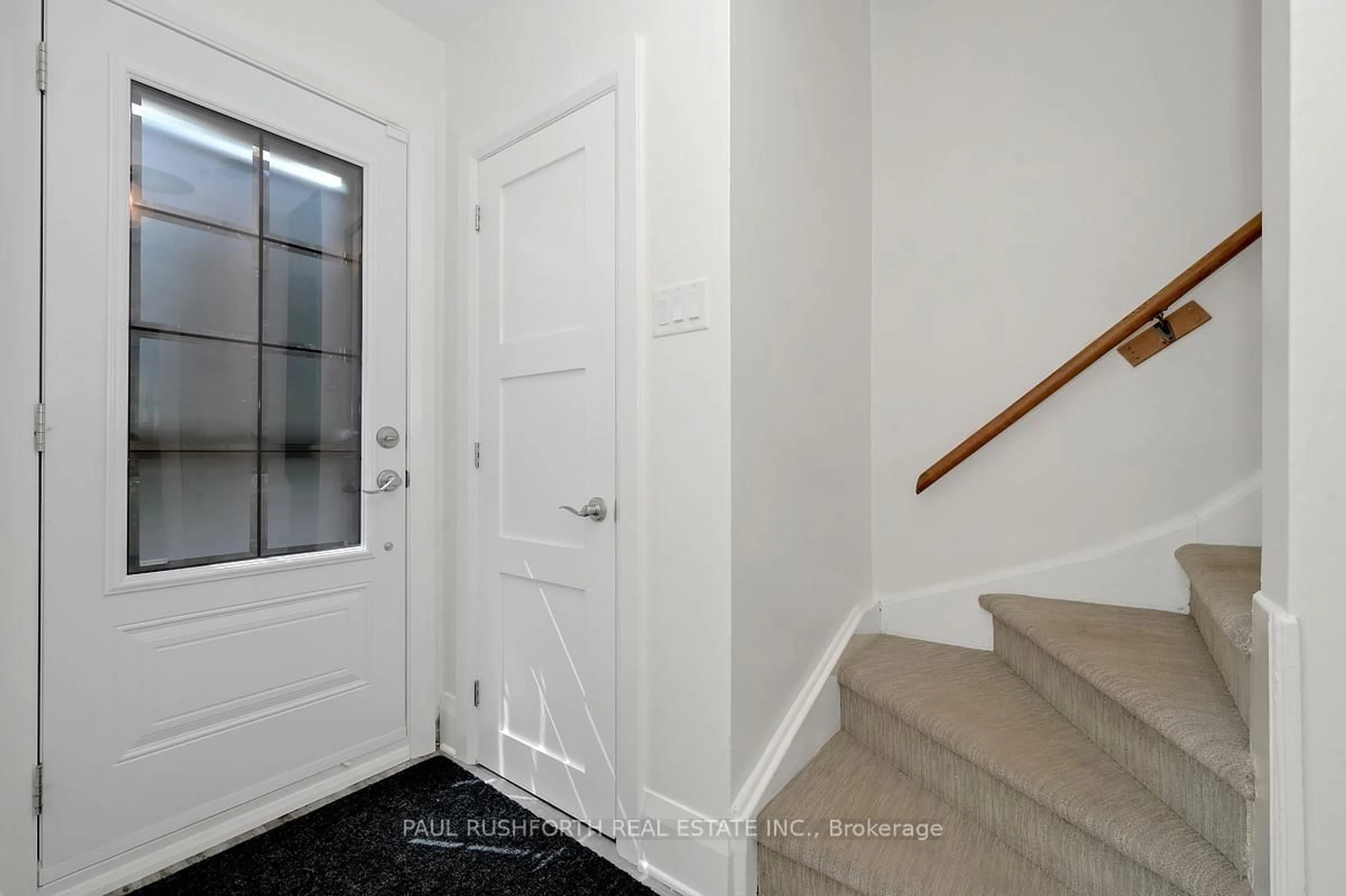 Indoor entryway for 351 - 353 Richelieu Ave, Ottawa Ontario K1L 6J6