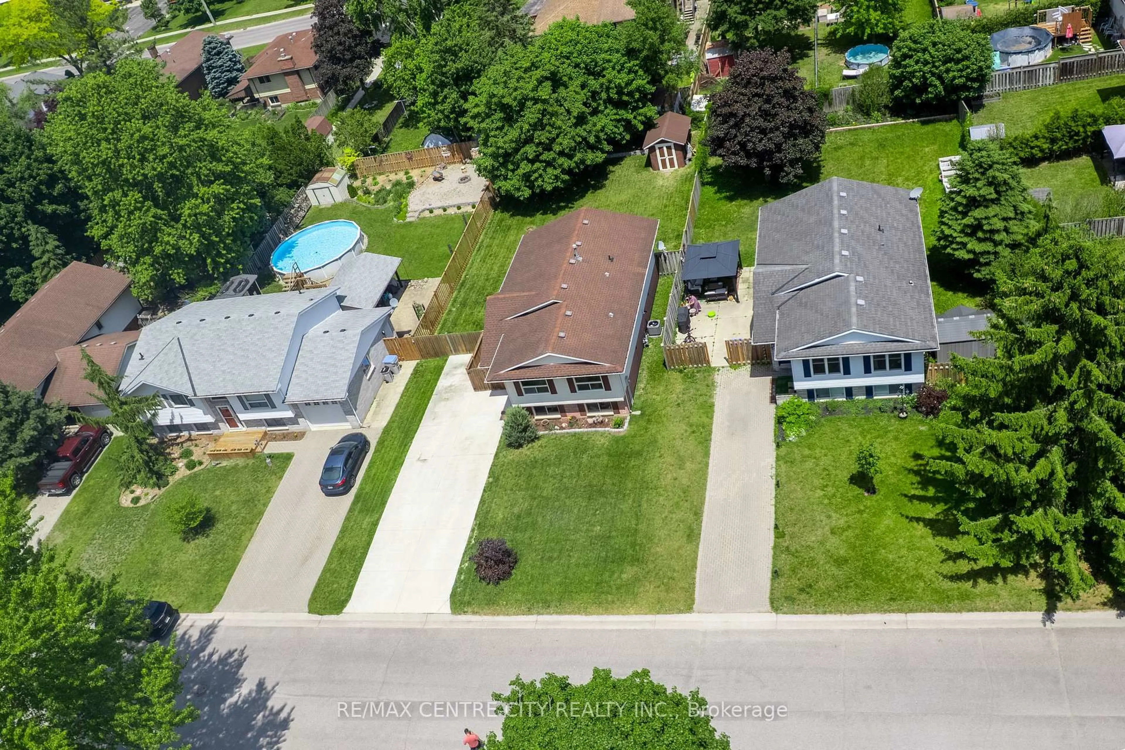 A pic from outside/outdoor area/front of a property/back of a property/a pic from drone, street for 25 Pearson Ave, Strathroy-Caradoc Ontario N7G 3Y1