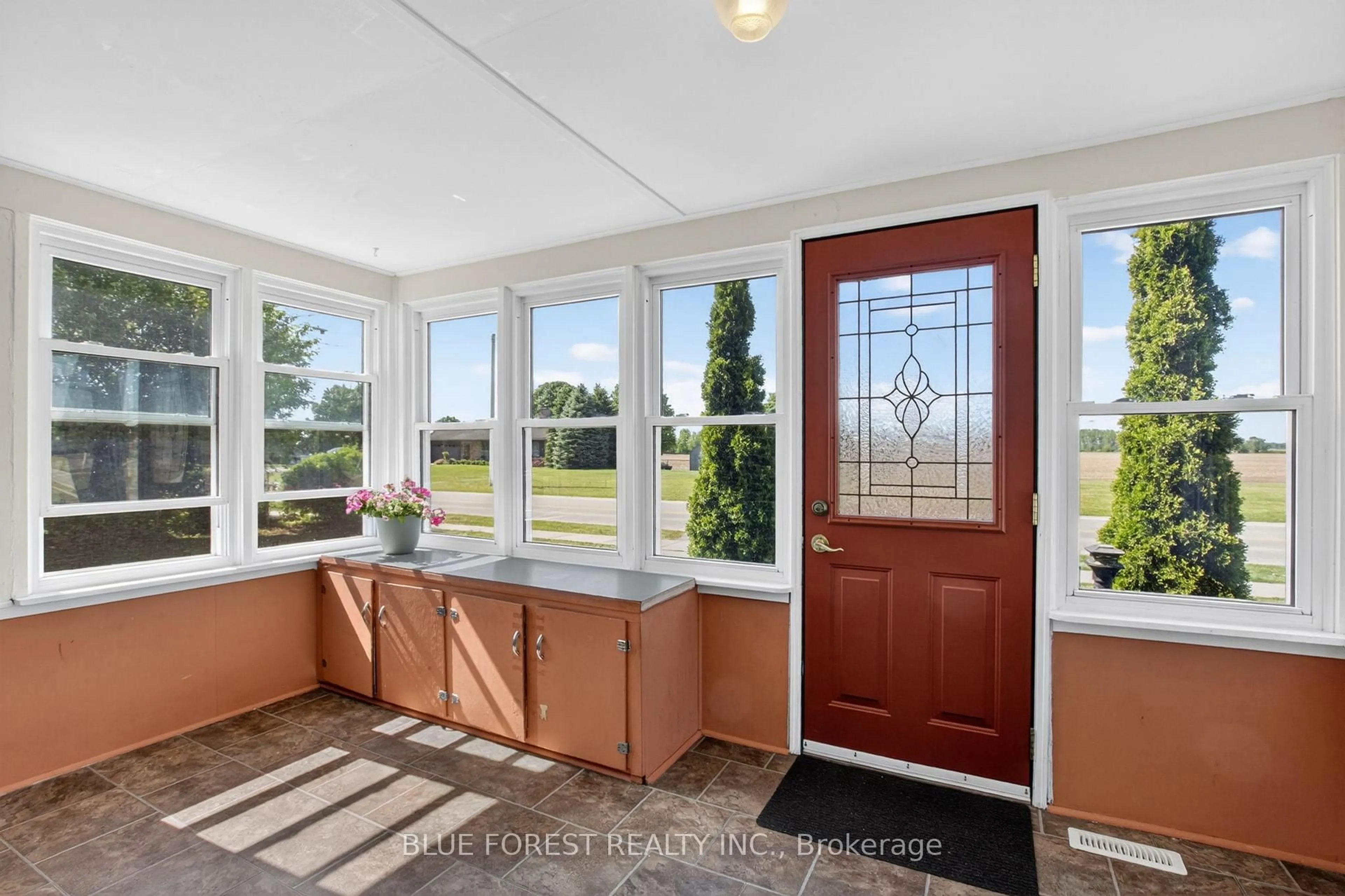 Indoor entryway for 11064 Miller Rd, Dutton/Dunwich Ontario N0L 1J0