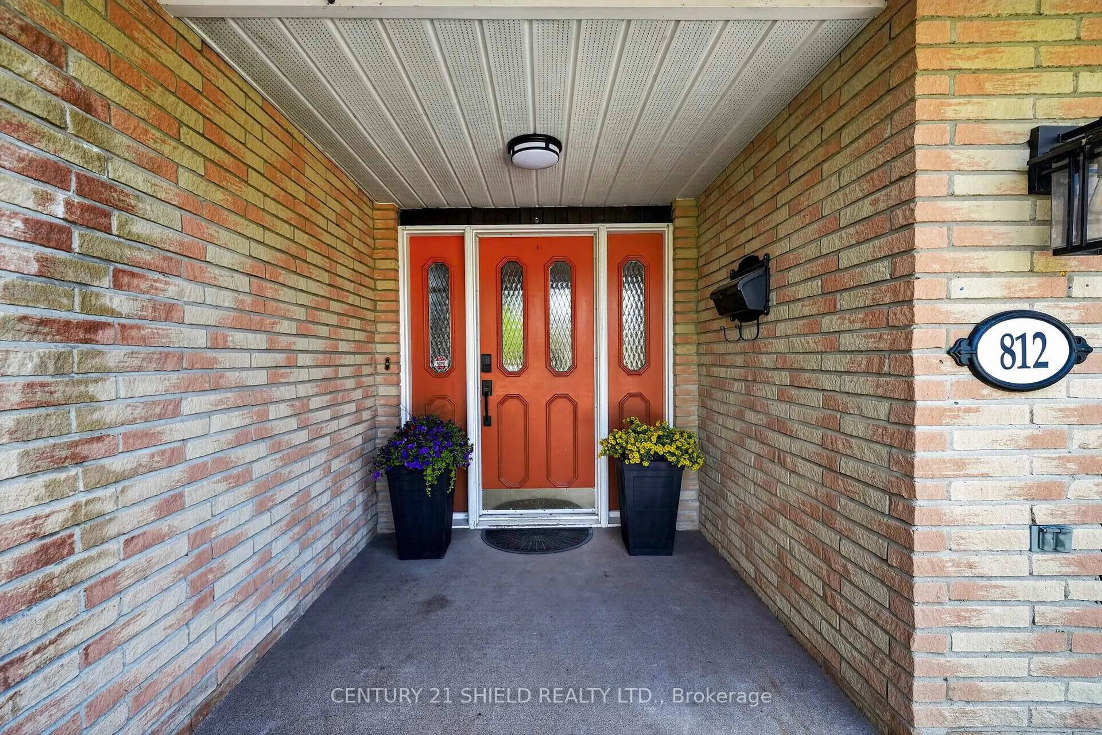 Indoor entryway for 812 BRIARHILL Ave, Cornwall Ontario K6J 3N5
