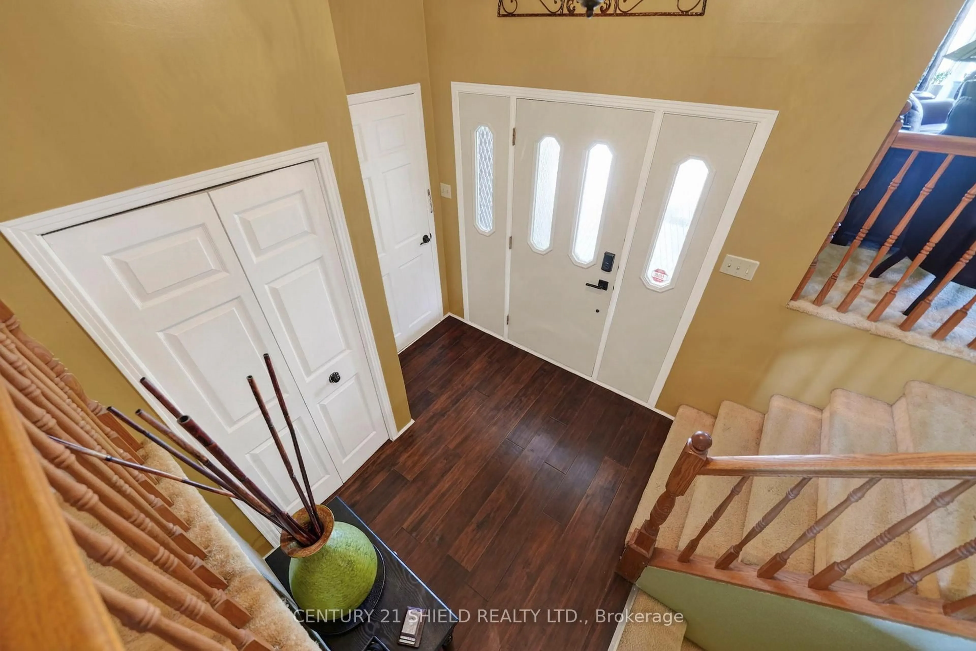 Indoor entryway for 812 BRIARHILL Ave, Cornwall Ontario K6J 3N5