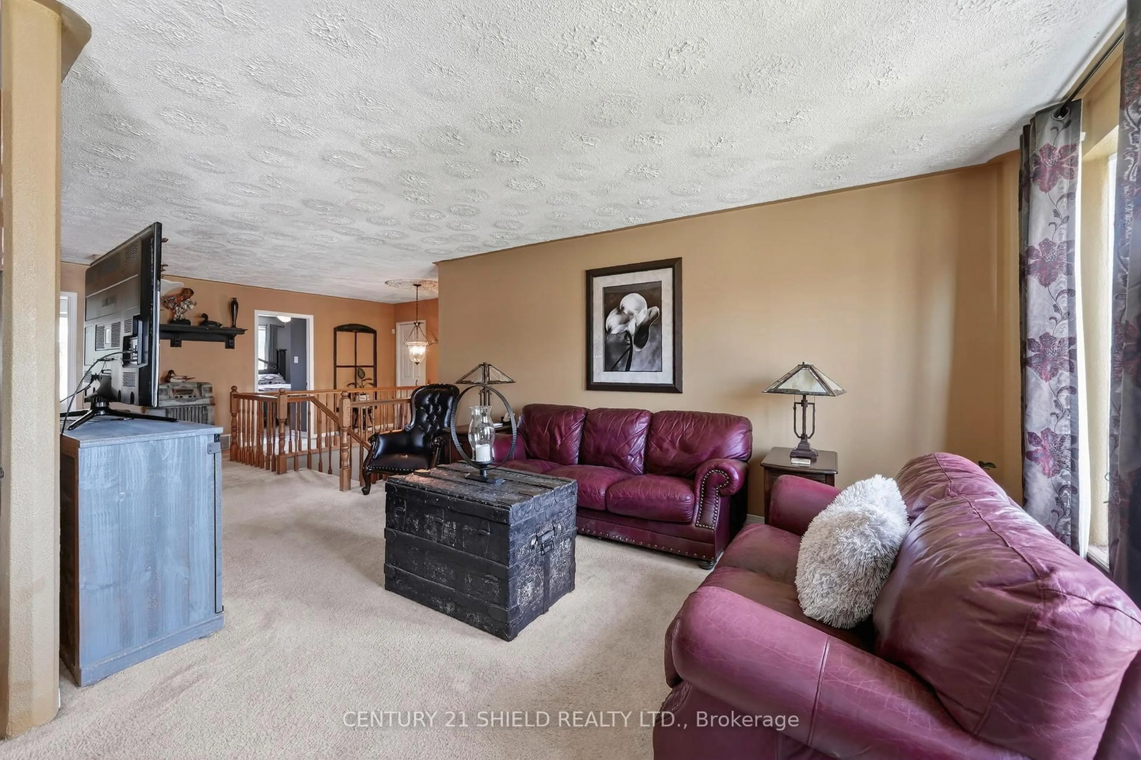 Living room with furniture, unknown for 812 BRIARHILL Ave, Cornwall Ontario K6J 3N5