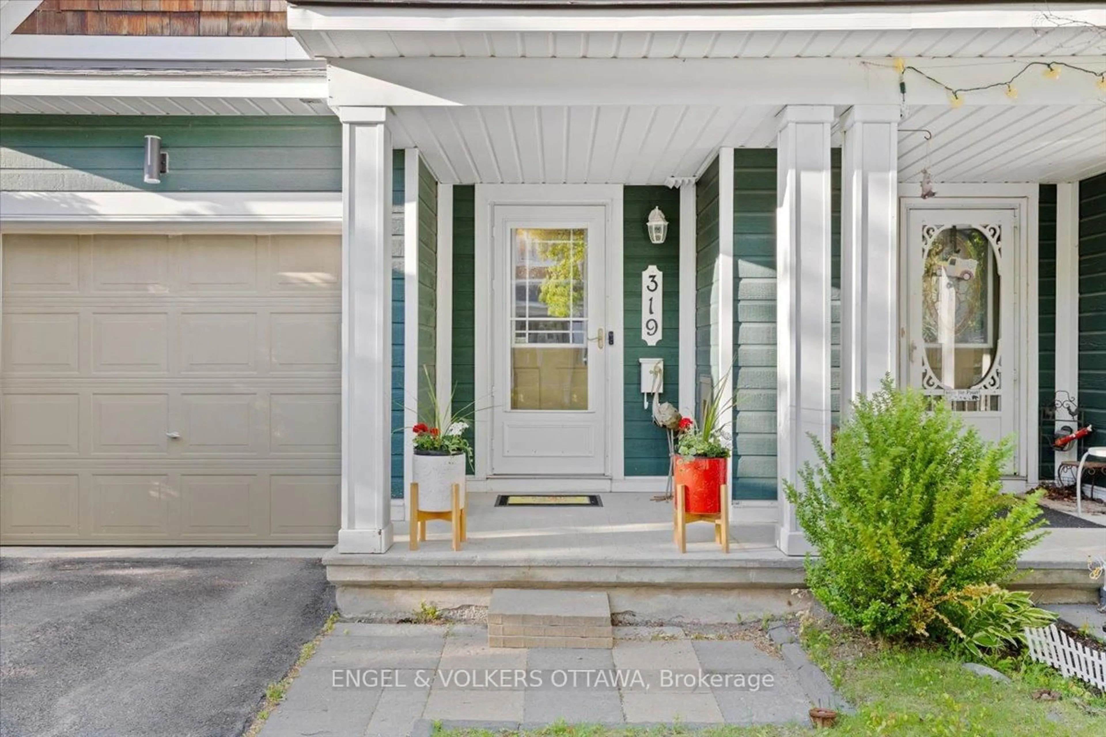 Indoor entryway for 319 Hillsboro Private, Kanata Ontario K2M 3B2