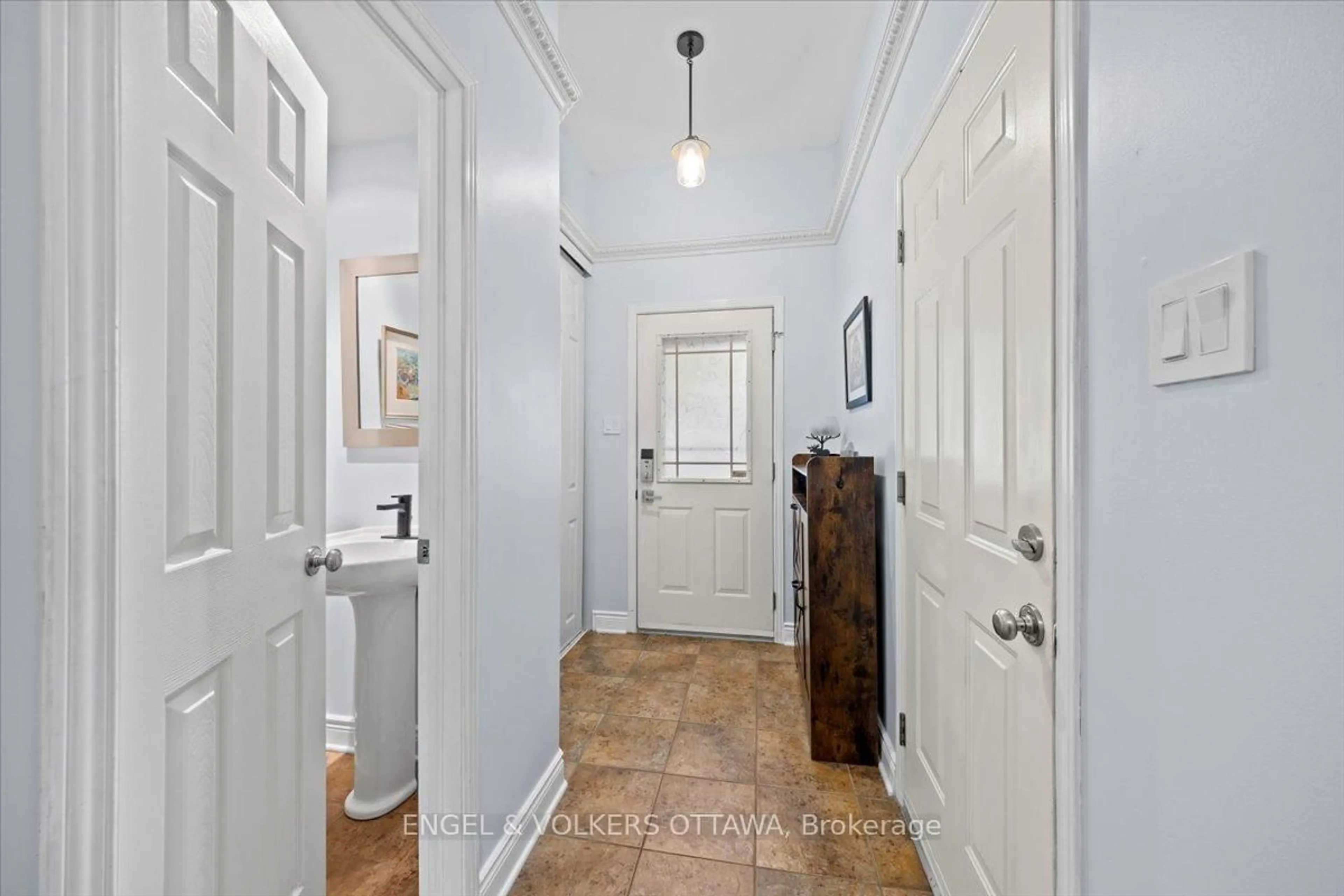 Indoor entryway for 319 Hillsboro Private, Kanata Ontario K2M 3B2