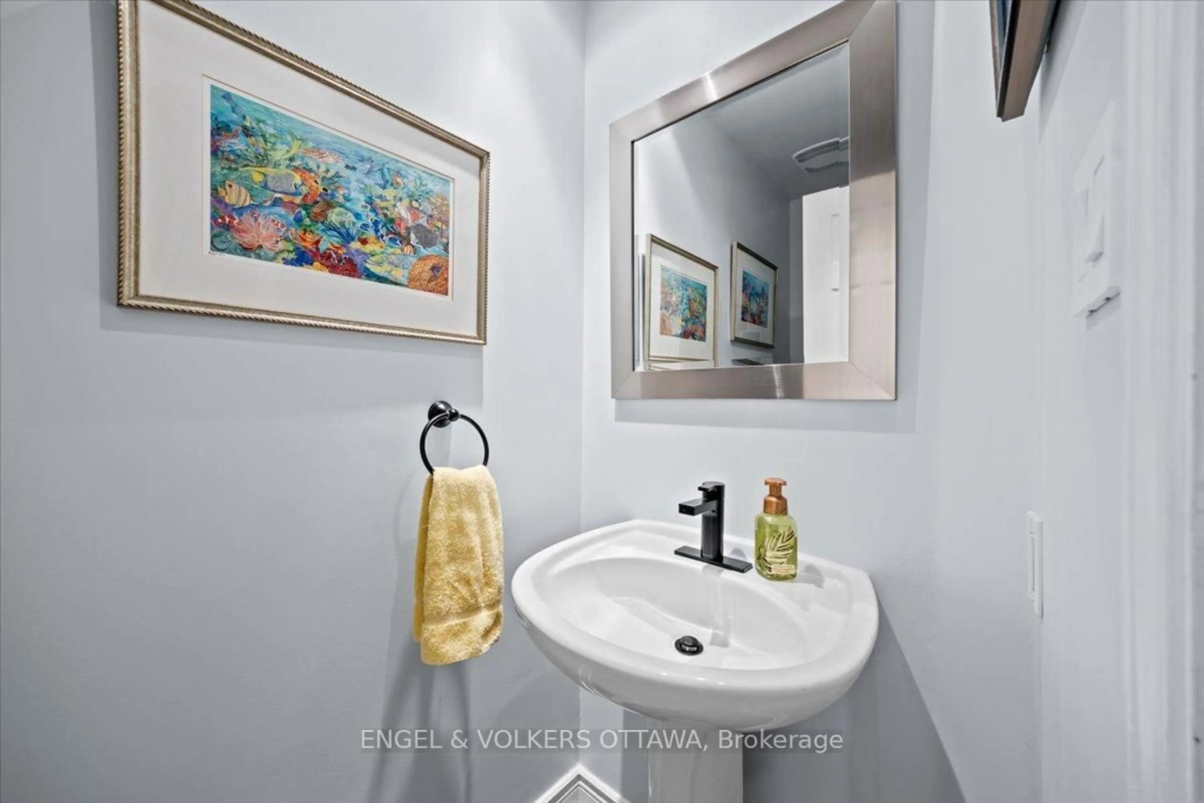 Standard bathroom, ceramic/tile floor for 319 Hillsboro Private, Kanata Ontario K2M 3B2
