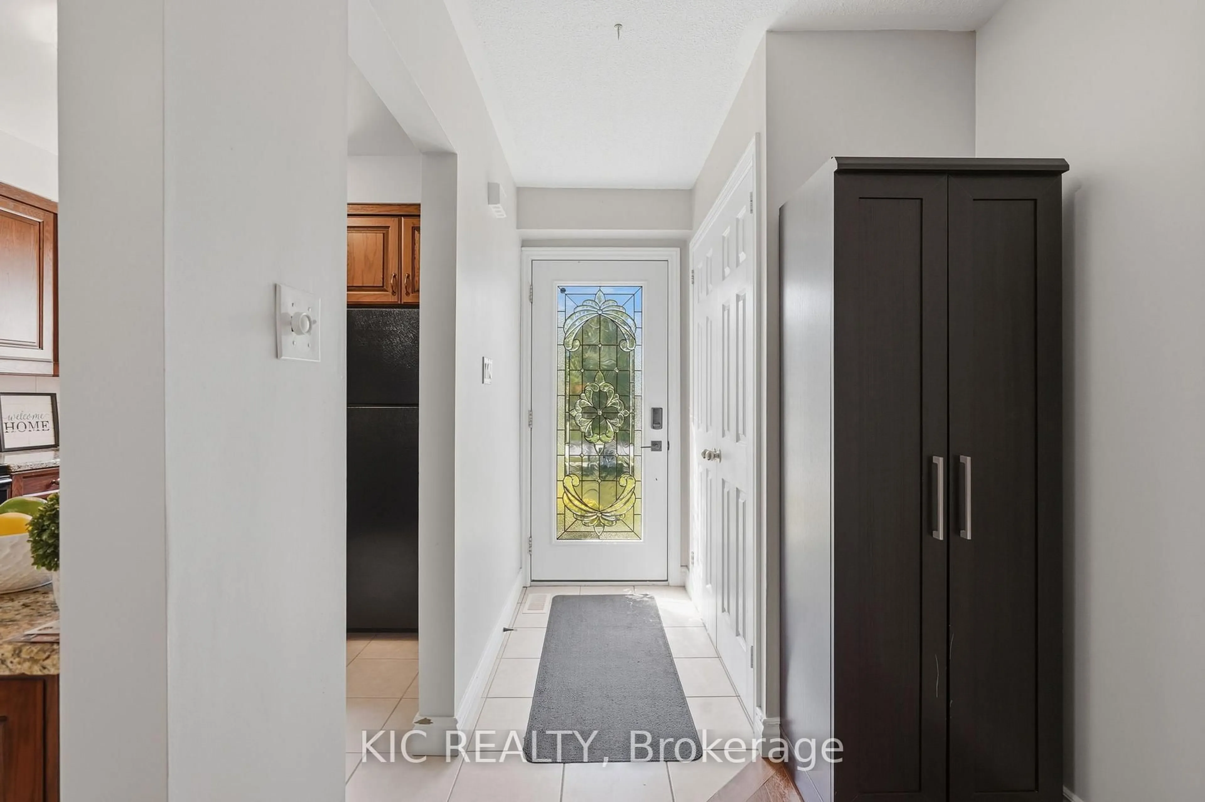 Indoor entryway for 320 Centre St, Shelburne Ontario L9V 2Y6