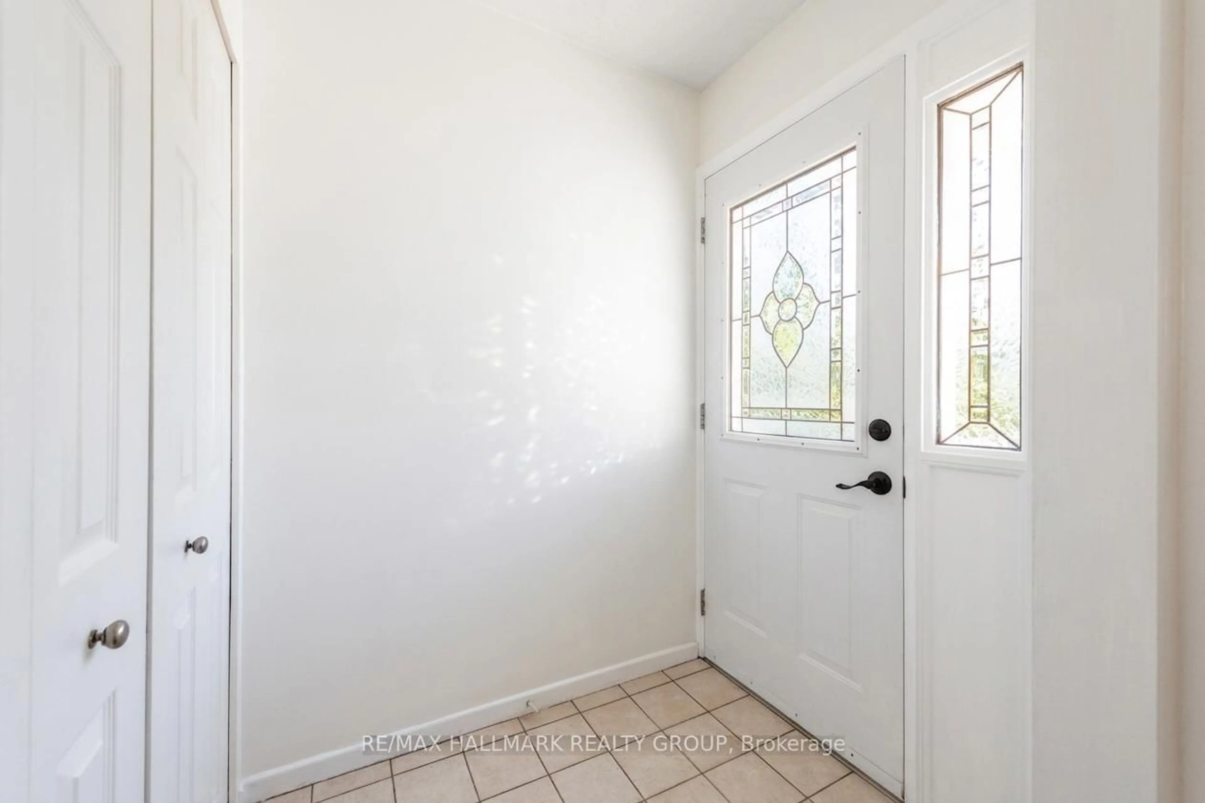 Indoor entryway for 20 Mulvagh Ave, Ottawa Ontario K2E 6M6