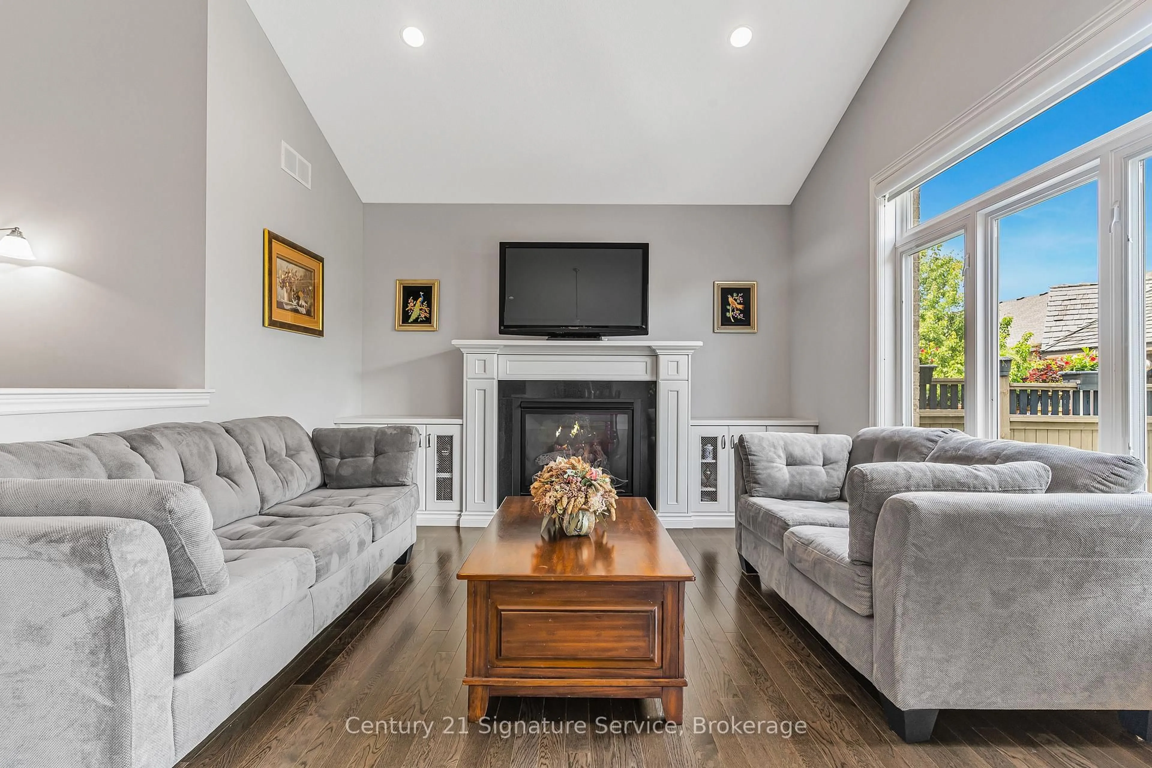 Living room with furniture, unknown for 16 Gaiser Rd, Welland Ontario L3C 0B5