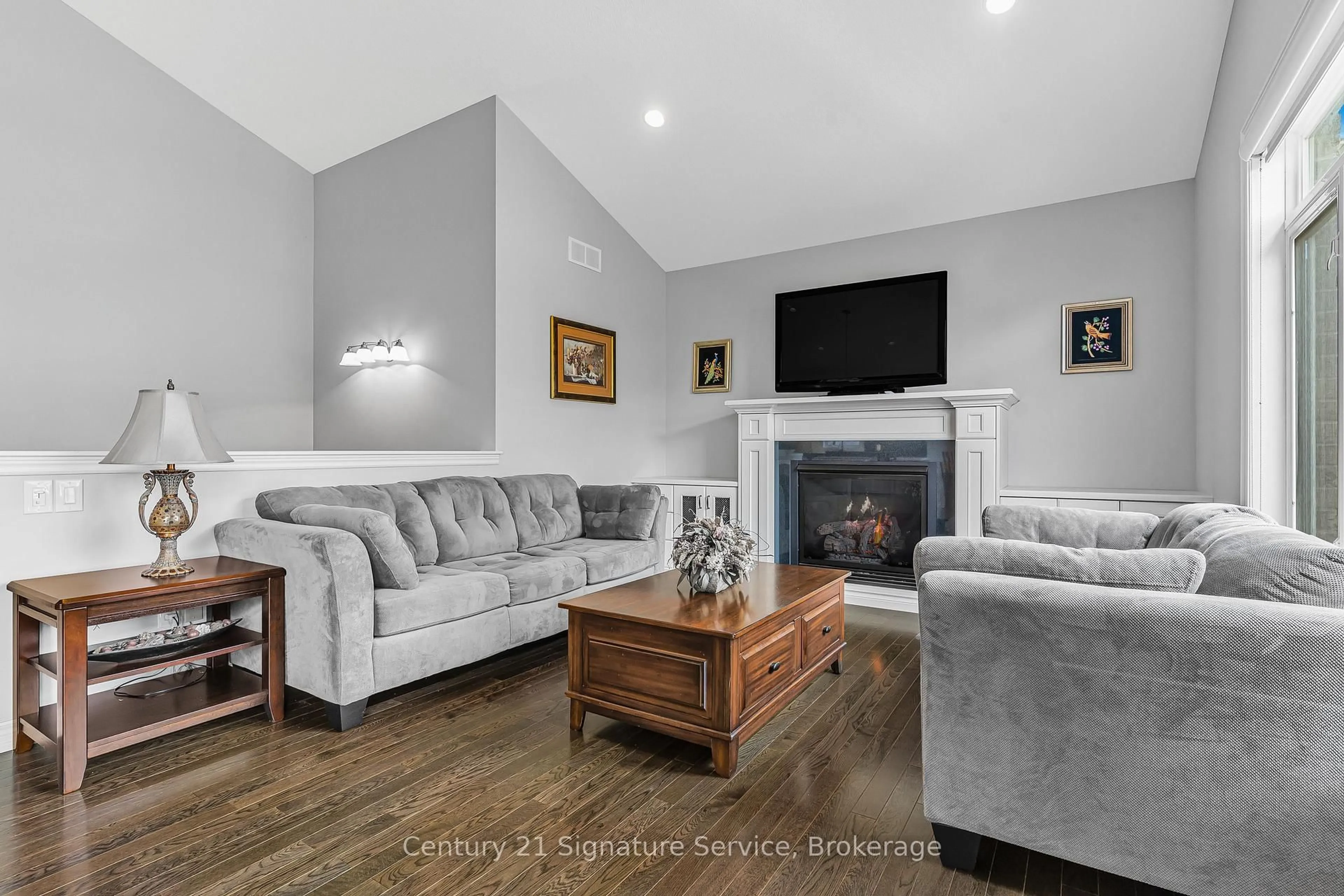 Living room with furniture, unknown for 16 Gaiser Rd, Welland Ontario L3C 0B5