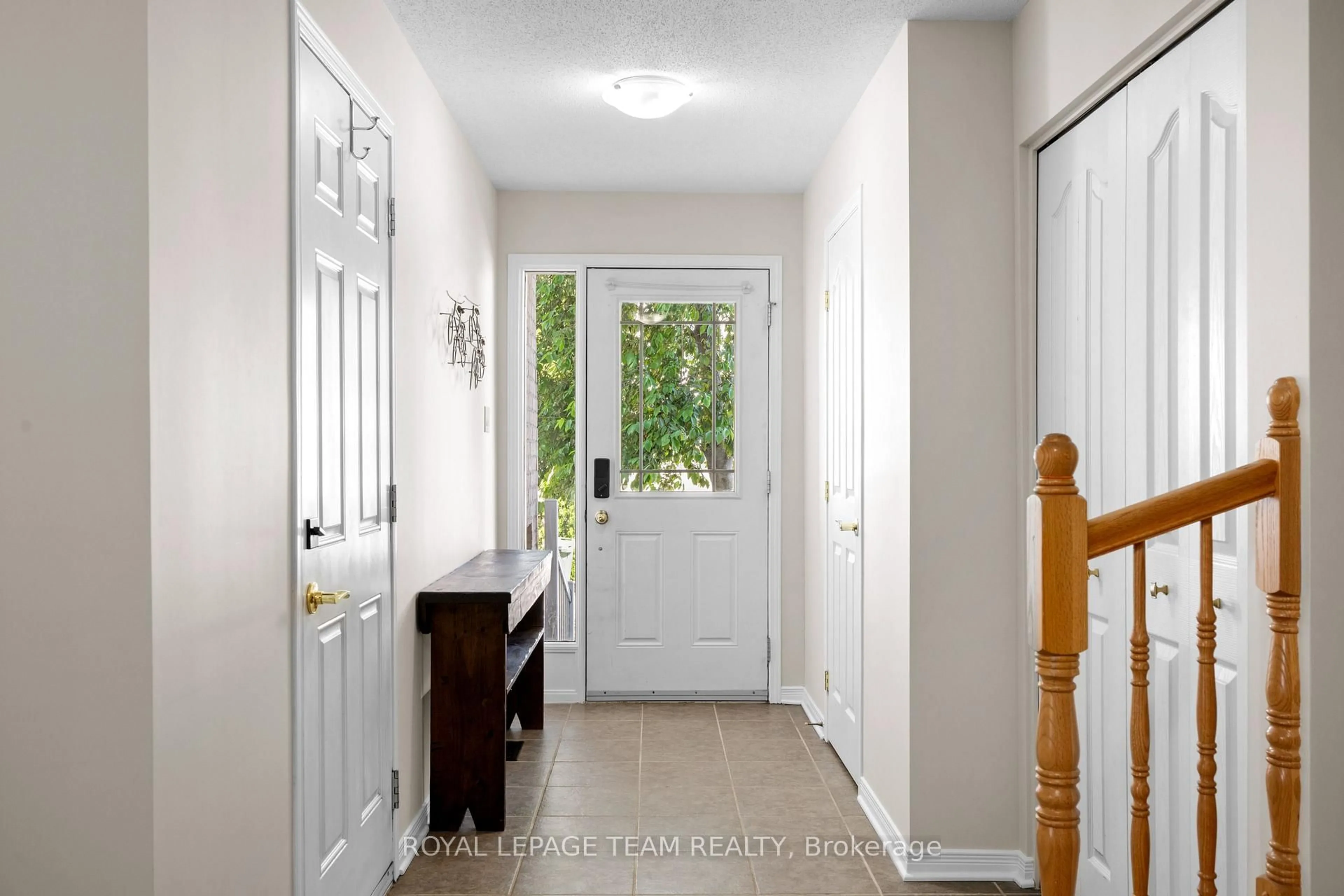 Indoor entryway for 174 Fordham Private, Ottawa Ontario K2C 4G6