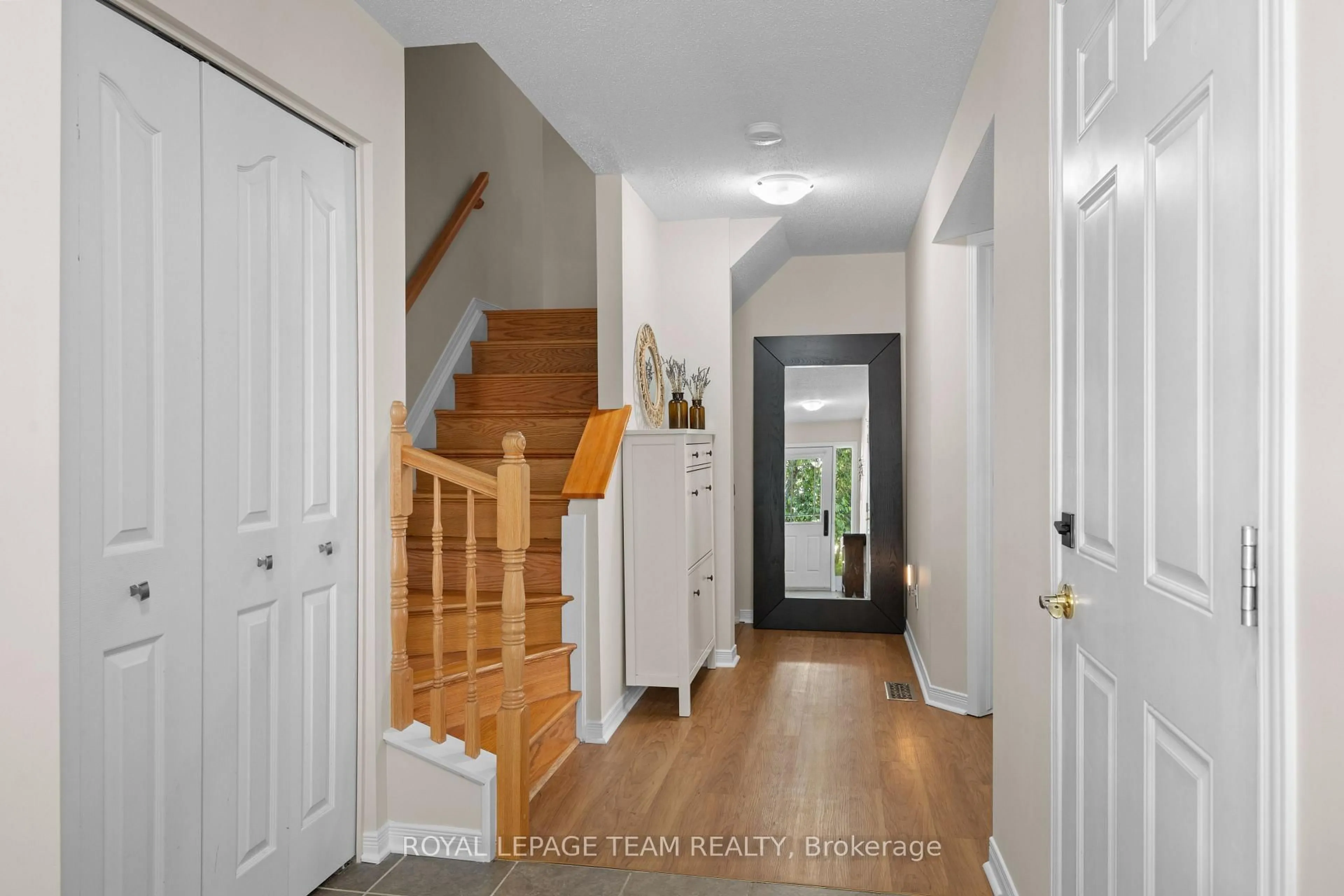 Indoor entryway for 174 Fordham Private, Ottawa Ontario K2C 4G6