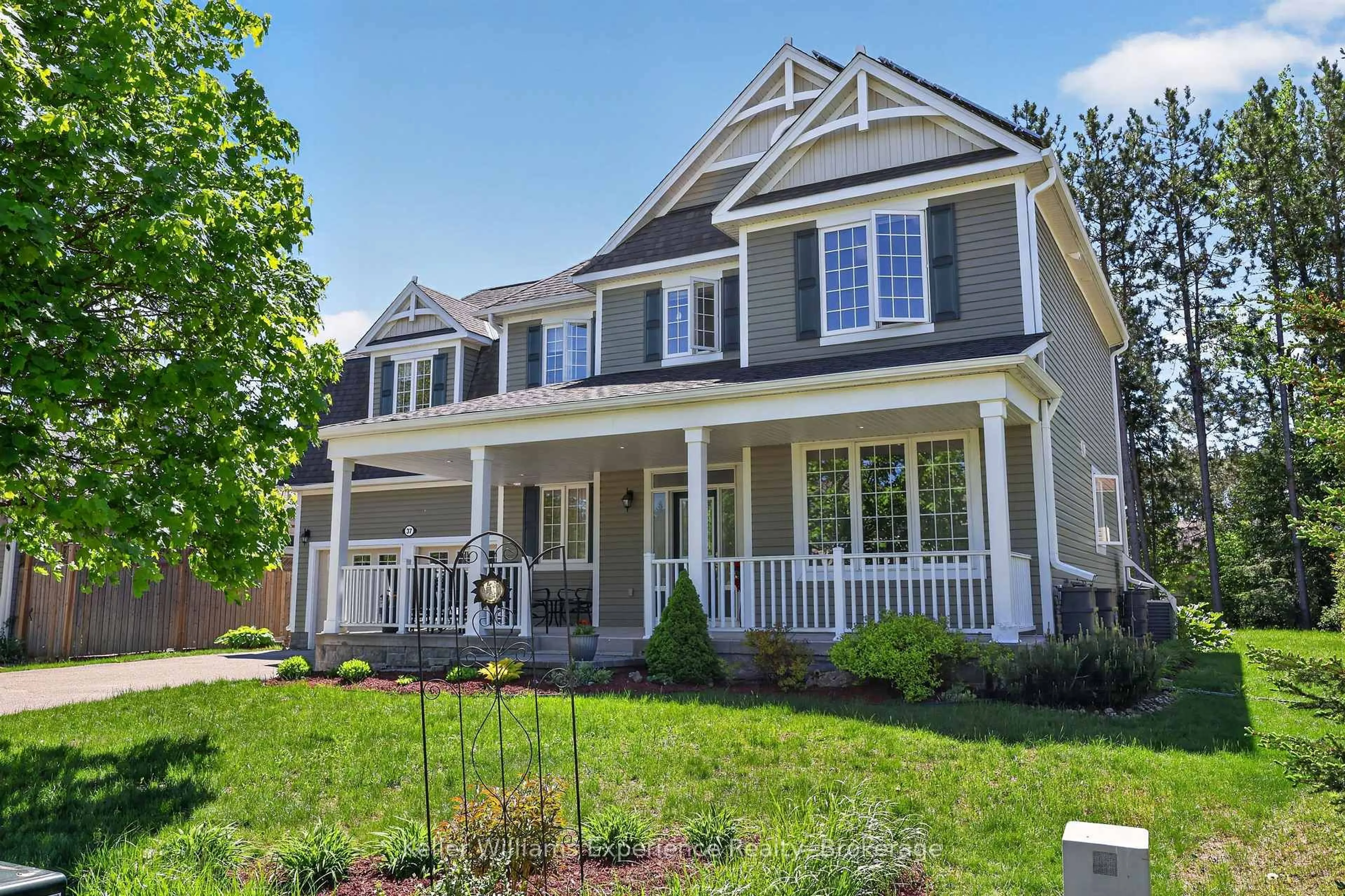 Home with vinyl exterior material, street for 37 Fieldstream Chse, Bracebridge Ontario P1L 0B2
