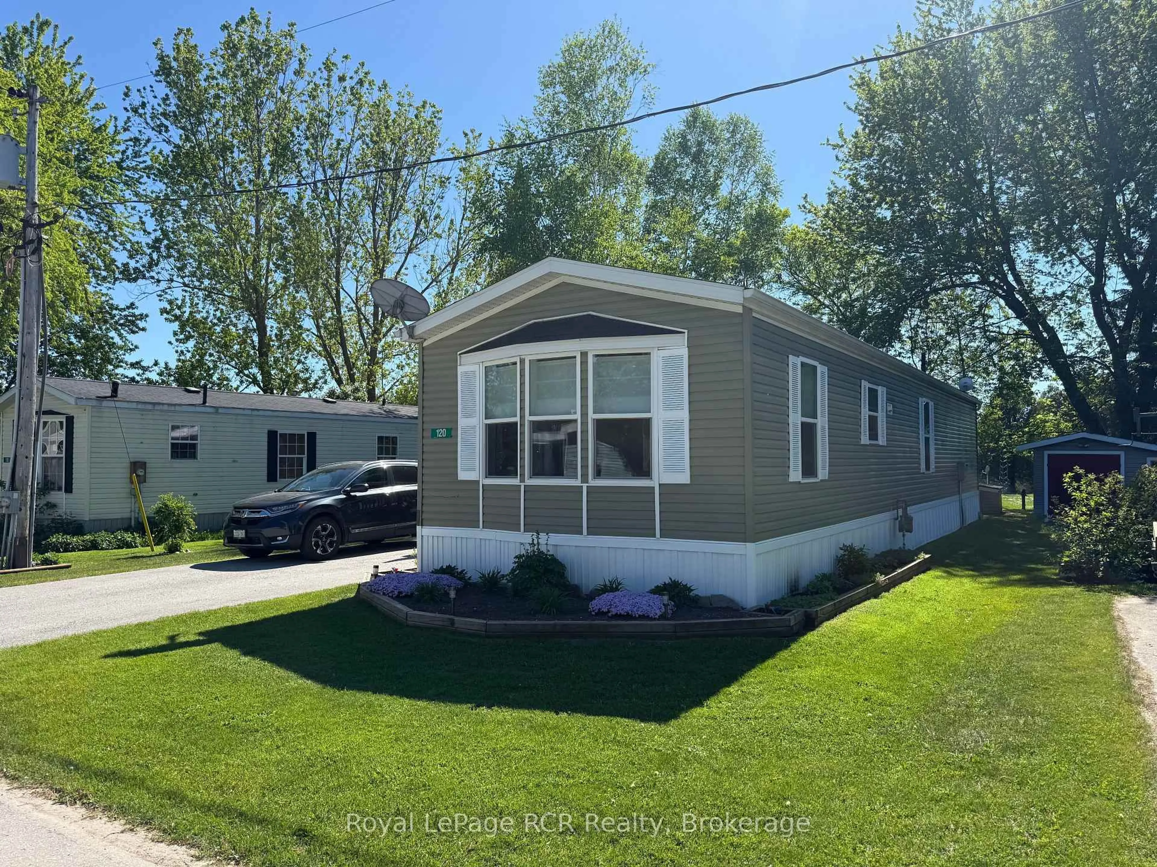 Home with vinyl exterior material, street for 120 Sussex Sq, Georgian Bluffs Ontario N4K 5N5